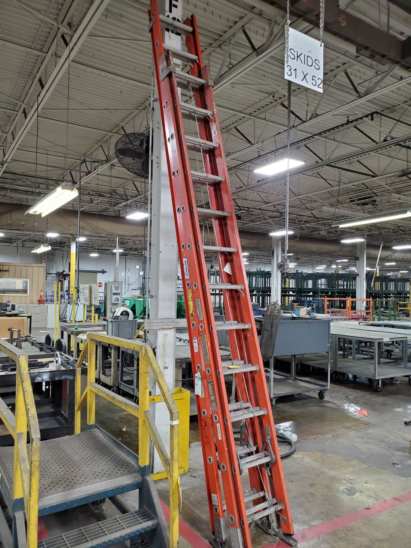 (2) LOUISVILLE FIBERGLASS EXTENSION LADDERS, 28' & 24' MODEL FE2228 - Image 4 of 6