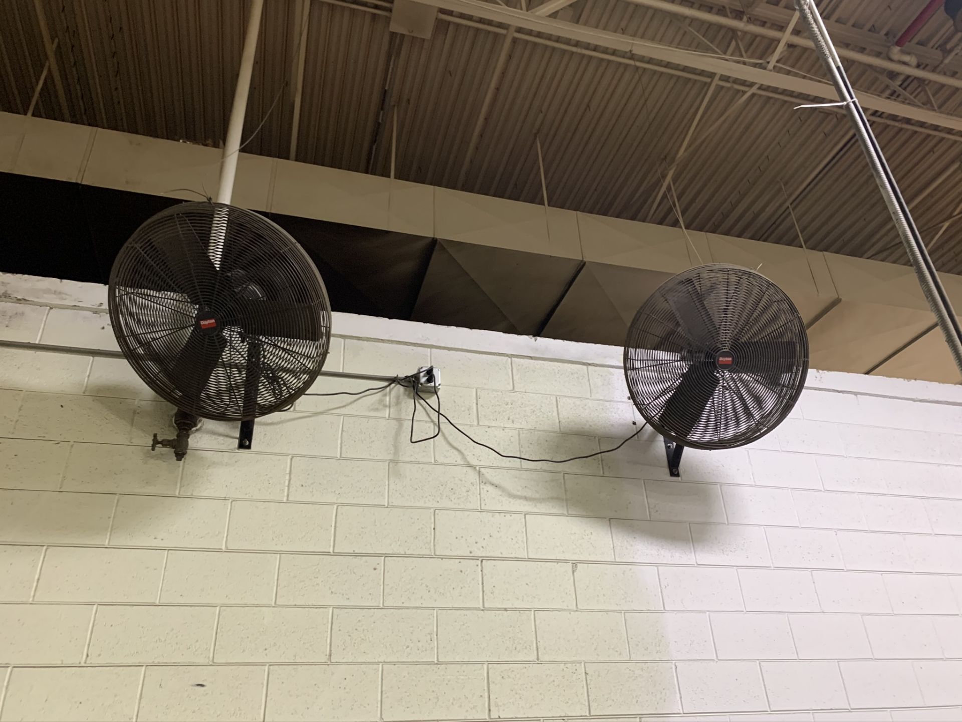 (6) 24'` COLUMN FANS (STILL MOUNTED ON COLUMN, BUYER RESPONSIBLE FOR REMOVAL) - Image 2 of 4