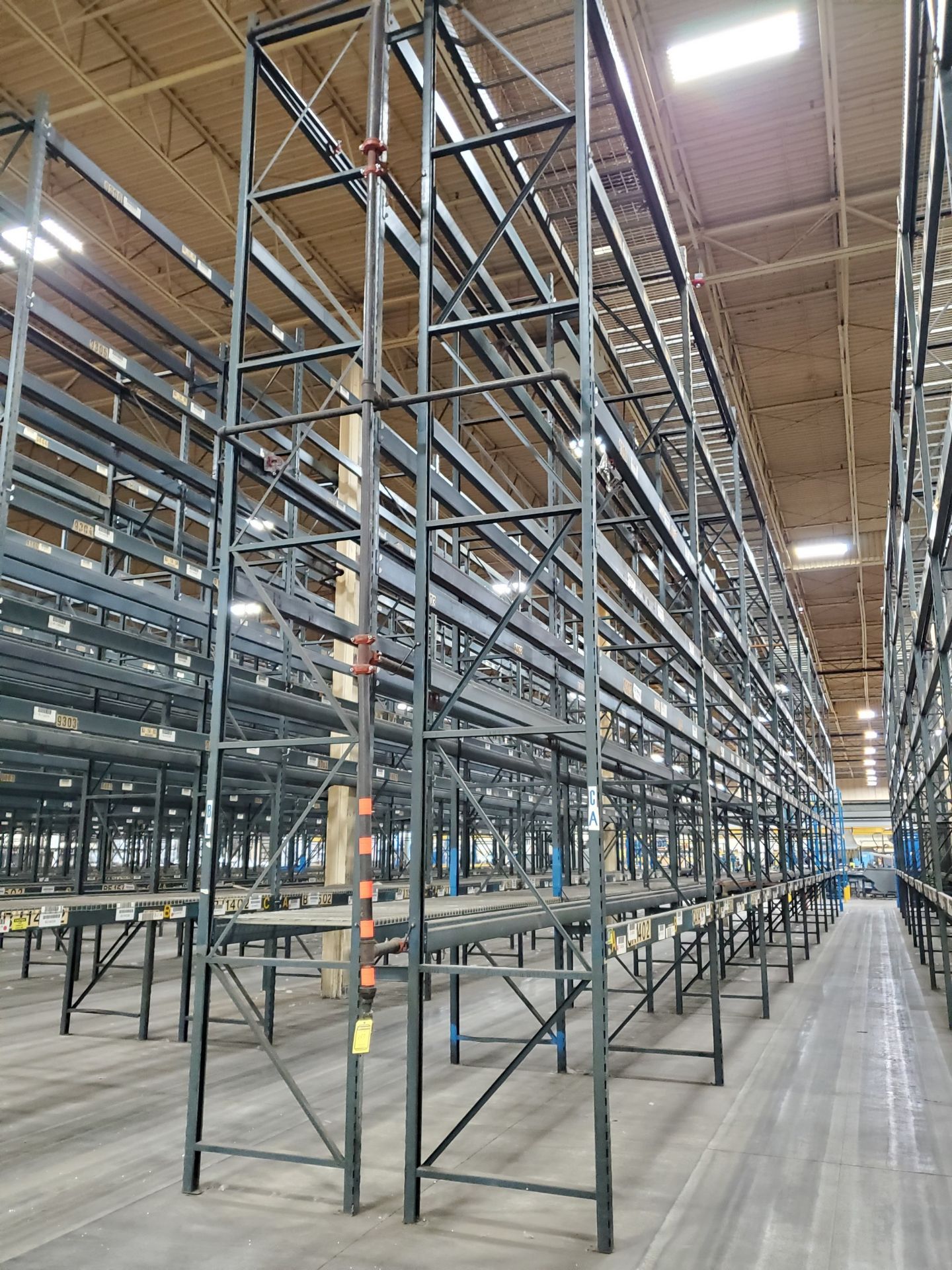 (18) SECTIONS OF 25' T X 42'`W X 12' BEAMS SLOT/CORNER LOCK PALLET RACKING, 216 BEAMS, SOME WIRE - Image 3 of 6