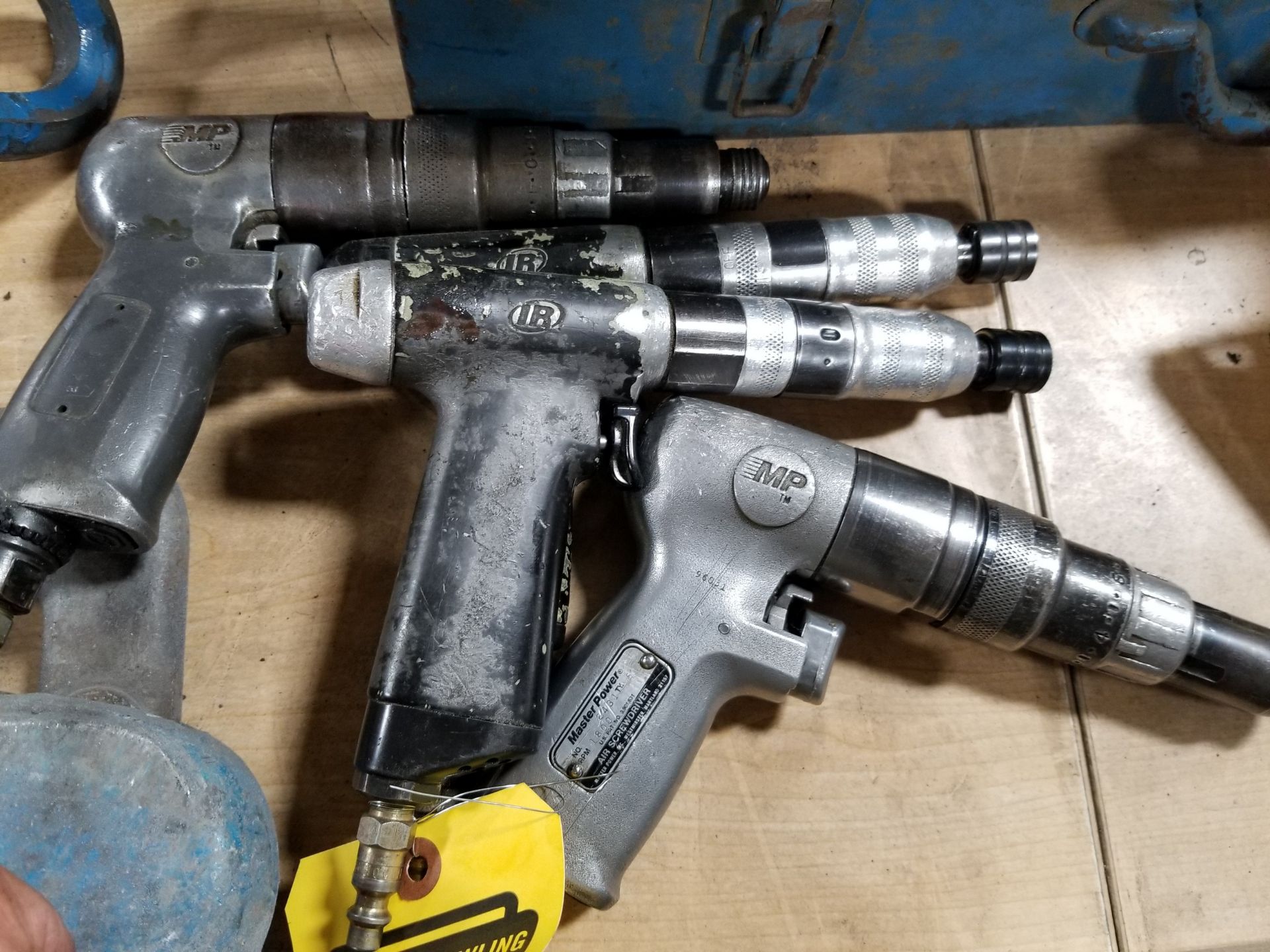 (4) PNEUMATIC SCREW GUNS WITH QUICK BIT CHANGE