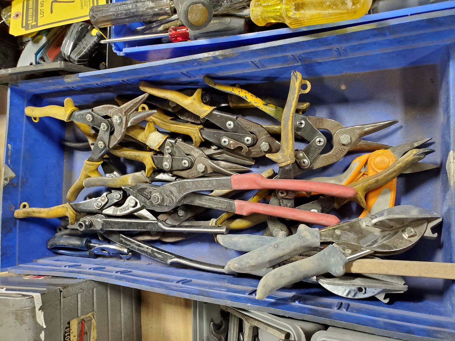 (LOT) ASSORTED TIN SNIPS AND CUTTERS