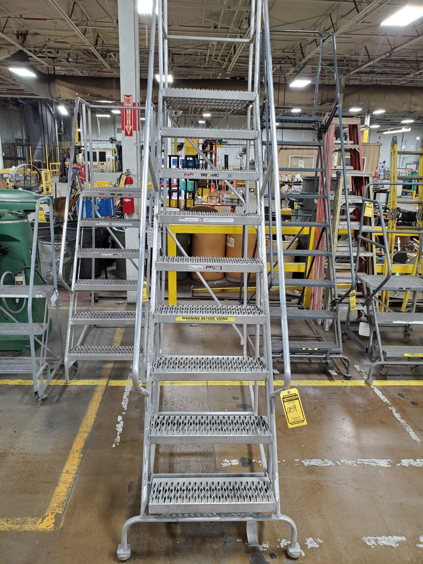 TRI- ARC 8' ROLLING SHOP STEP LADDER WITH PLATFORM - Image 3 of 3