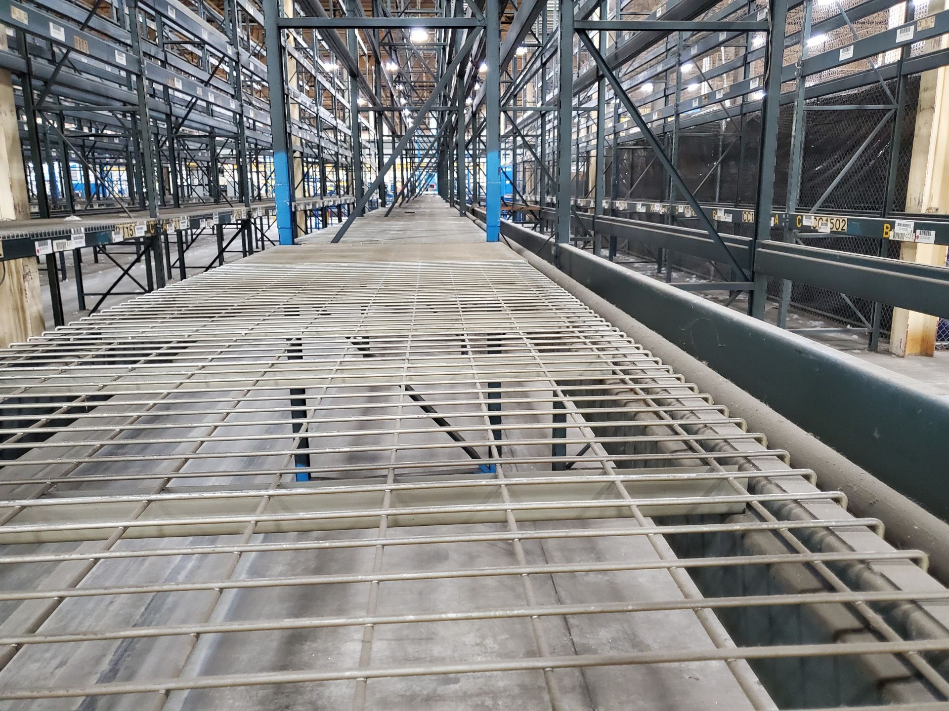 (18) SECTIONS OF 25' T X 42'`W X 12' BEAMS SLOT/CORNER LOCK PALLET RACKING, 216 BEAMS, SOME WIRE - Image 6 of 6