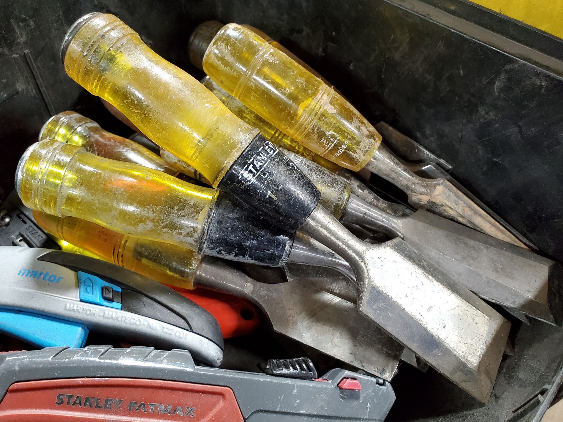 (LOT) ASSORTED CHISELS, TAPE MEASURES AND UTILITY KNIVES - Image 3 of 3