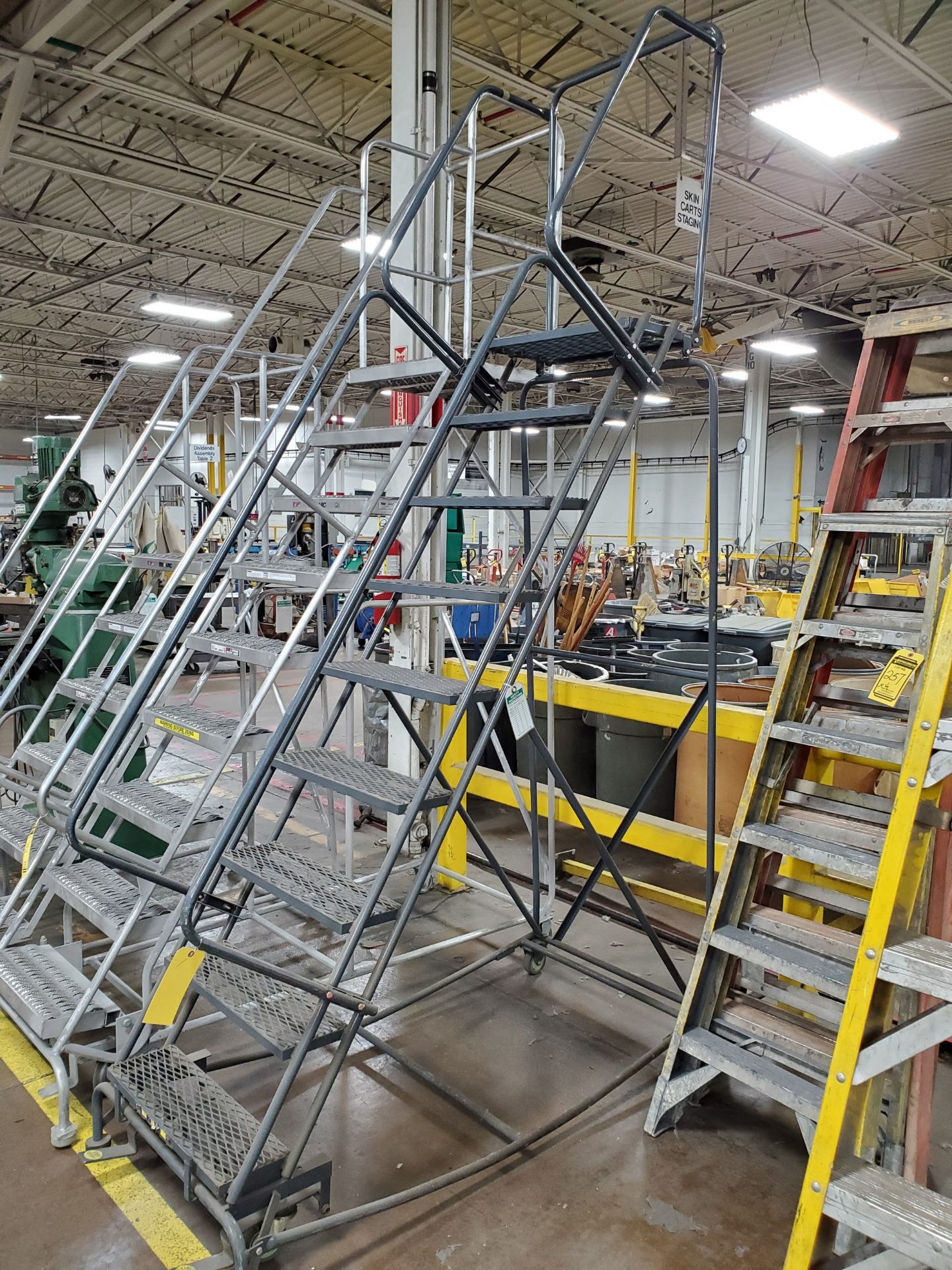 8' ROLLING SHOP STEP LADDER WITH PLATFORM