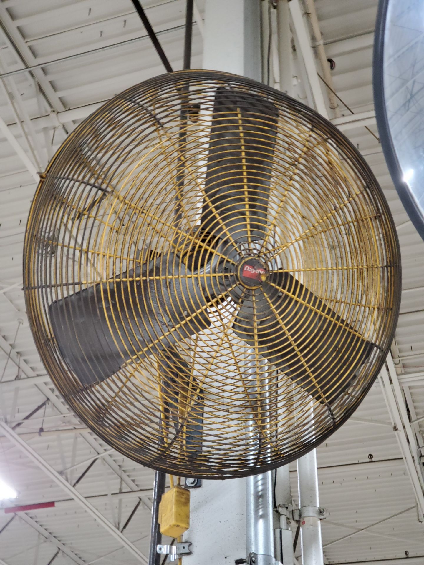 (5) 24'` COLUMN FANS (STILL MOUNTED ON COLUMN, BUYER RESPONSIBLE FOR REMOVAL) - Image 3 of 4