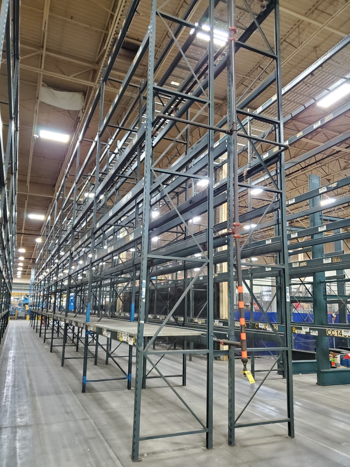 (18) SECTIONS OF 25' T X 42'`W X 12' BEAMS SLOT/CORNER LOCK PALLET RACKING, 216 BEAMS, SOME WIRE - Image 4 of 6