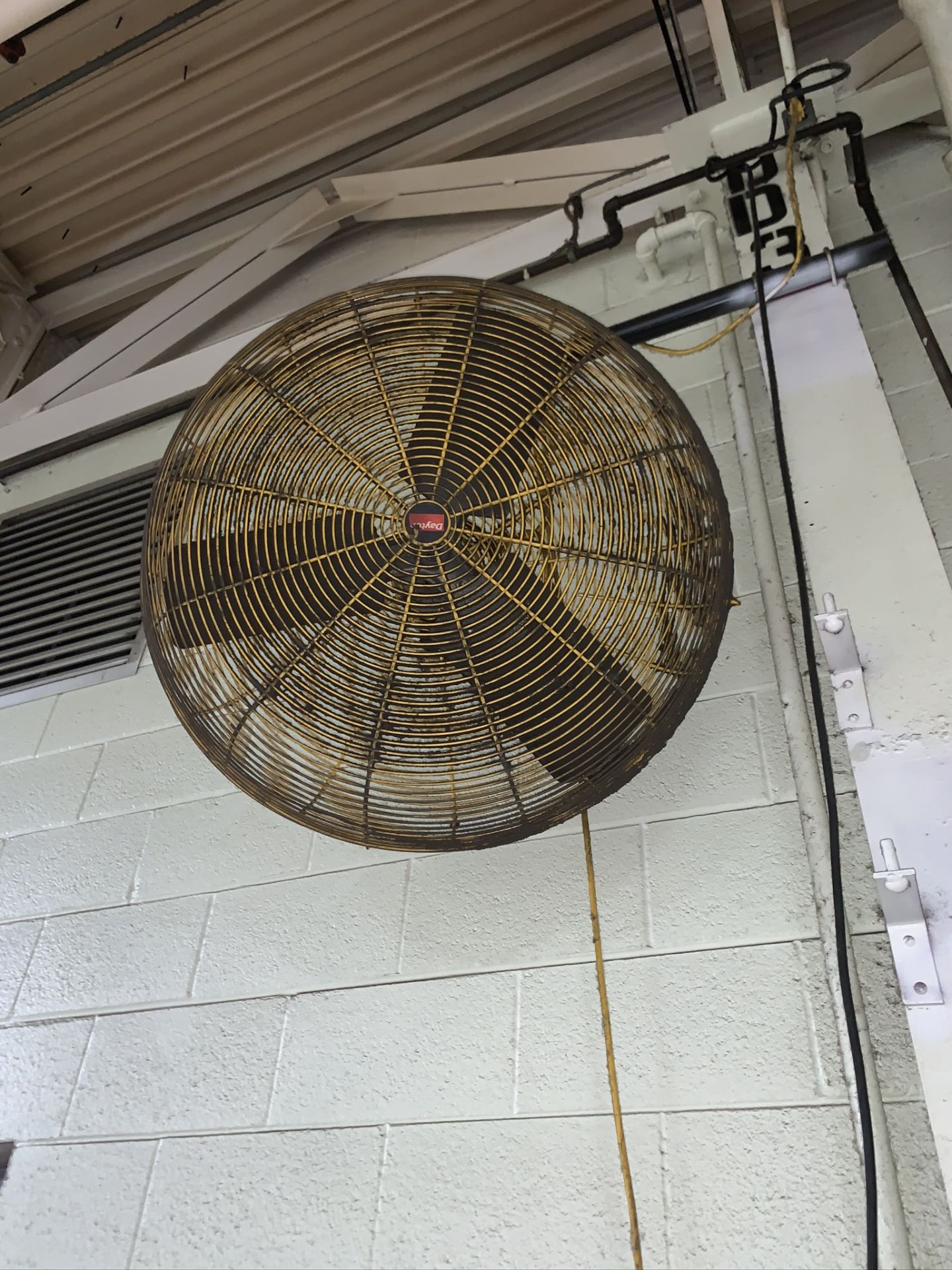 (6) 24'` COLUMN FANS (STILL MOUNTED ON COLUMN, BUYER RESPONSIBLE FOR REMOVAL) - Image 4 of 4