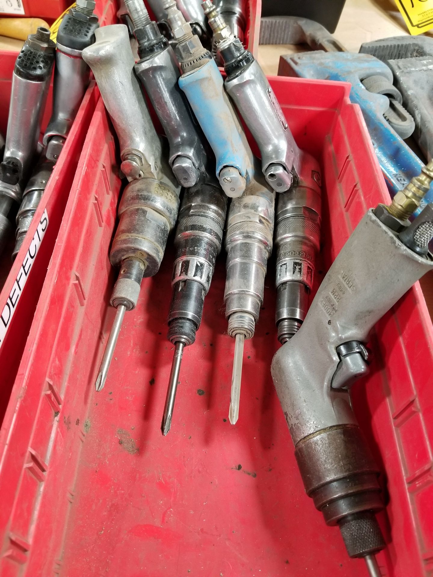 (5) PNEUMATIC SCREW GUNS WITH QUICK BIT CHANGE