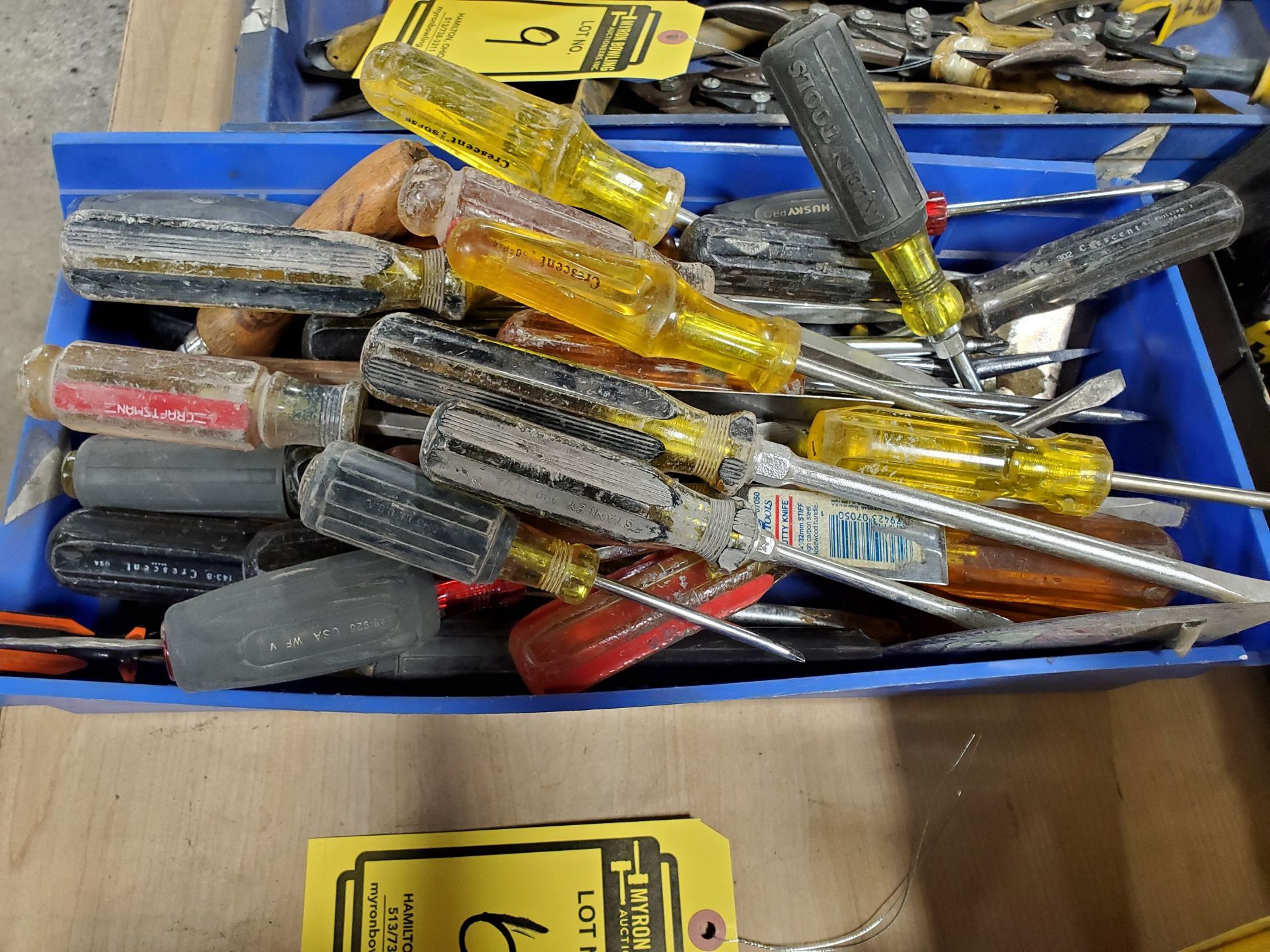 (LOT) OF LARGE QUANTITY OF ASSORTED SCREW DRIVERS - Image 3 of 3