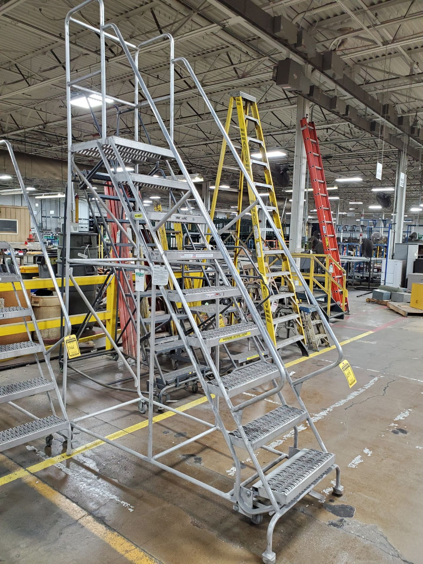 TRI- ARC 8' ROLLING SHOP STEP LADDER WITH PLATFORM - Image 2 of 3