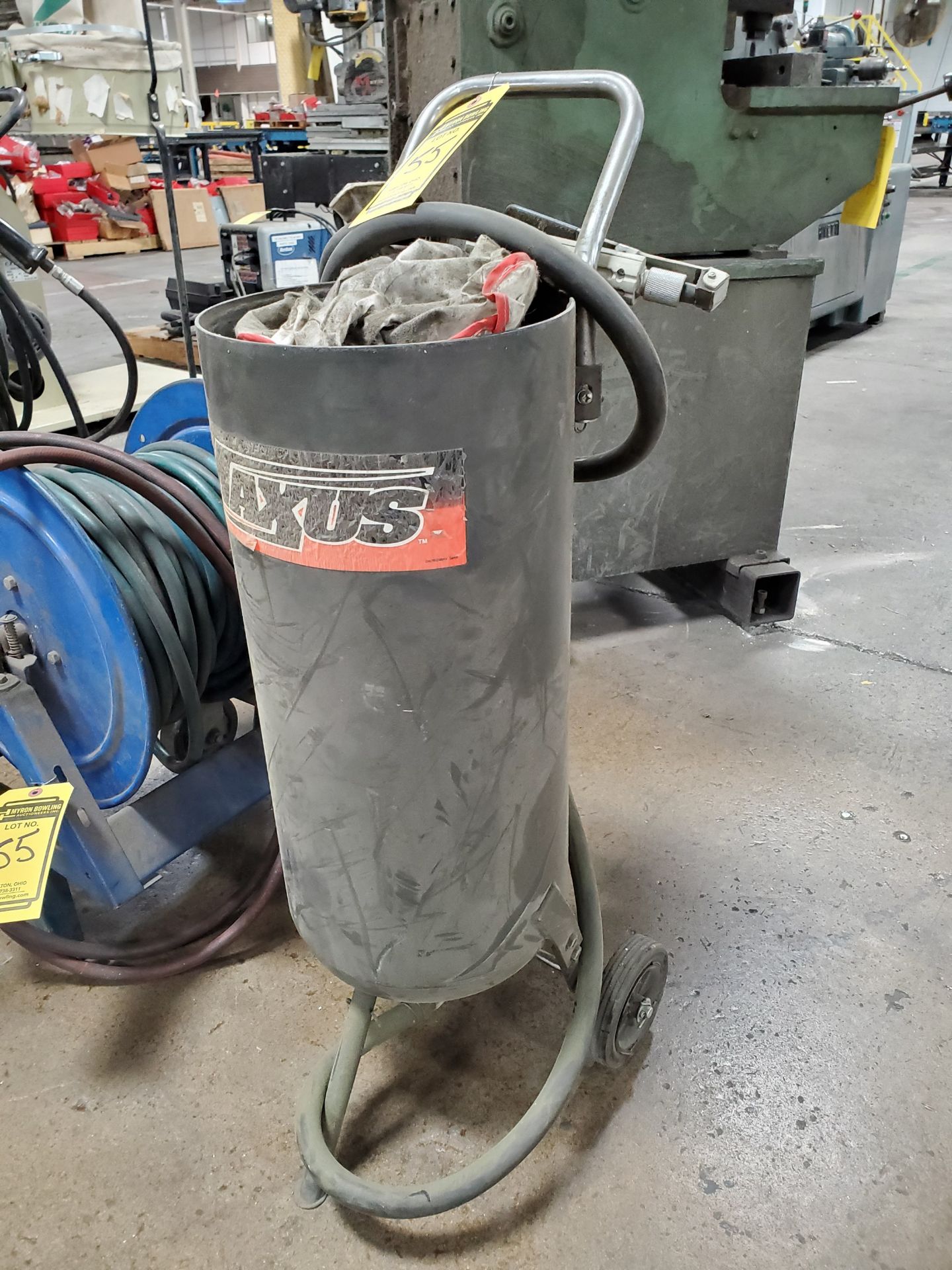 MAXUS 5 GALLON PORTABLE SAND BLAST UNIT, 80 LB CAPACITY, 125 PSO MAWP & PORTABLE AIR HOSE REEL CART - Image 2 of 7