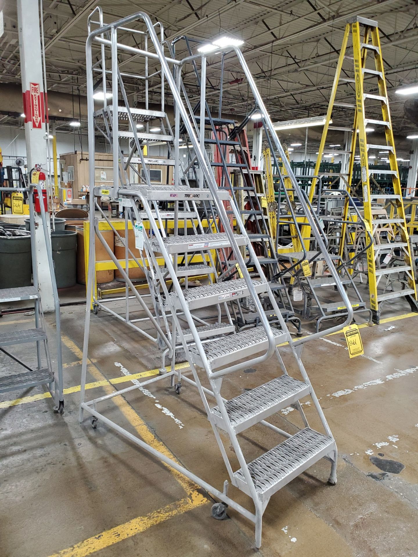 TRI-ARC 5' ROLLING SHOP STEP LADDER - Image 2 of 3