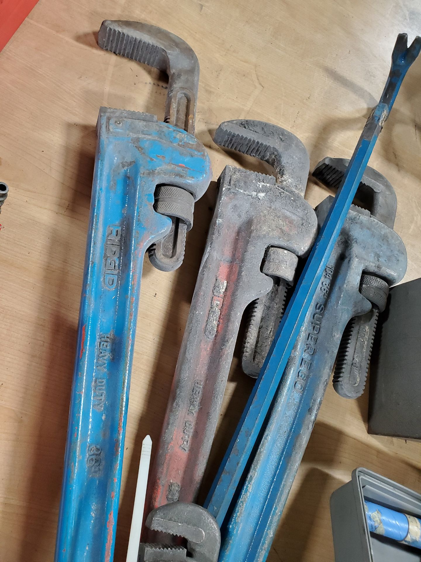 (3) 36'` RIDGID PIPE WRENCHES, 4'` RIDGID PIPE WRENCH & CROW BAR - Image 2 of 5