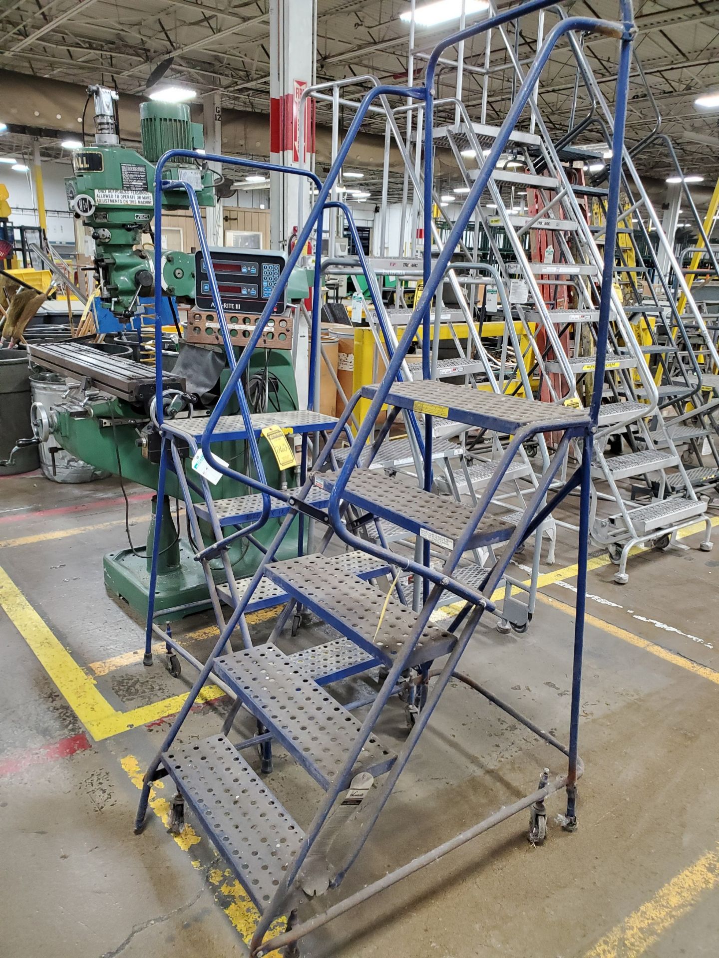 3' & 4' ROLLING SHOP STEP LADDERS - Image 5 of 5