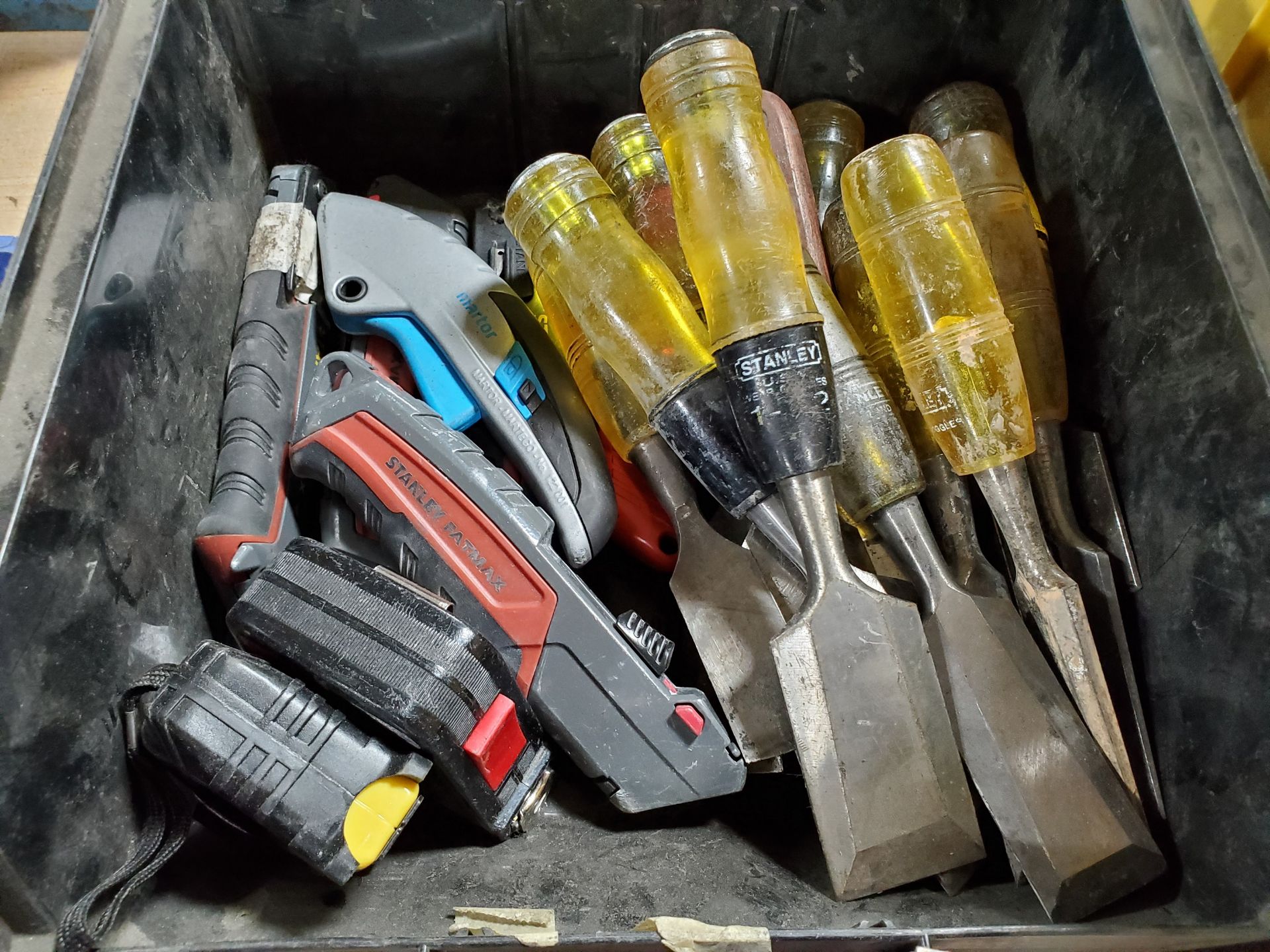 (LOT) ASSORTED CHISELS, TAPE MEASURES AND UTILITY KNIVES