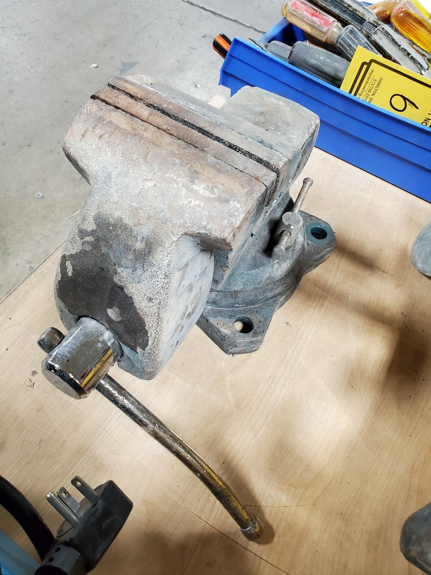 5'` ANVIL BENCH VISE, ROTATING BASE - Image 3 of 3