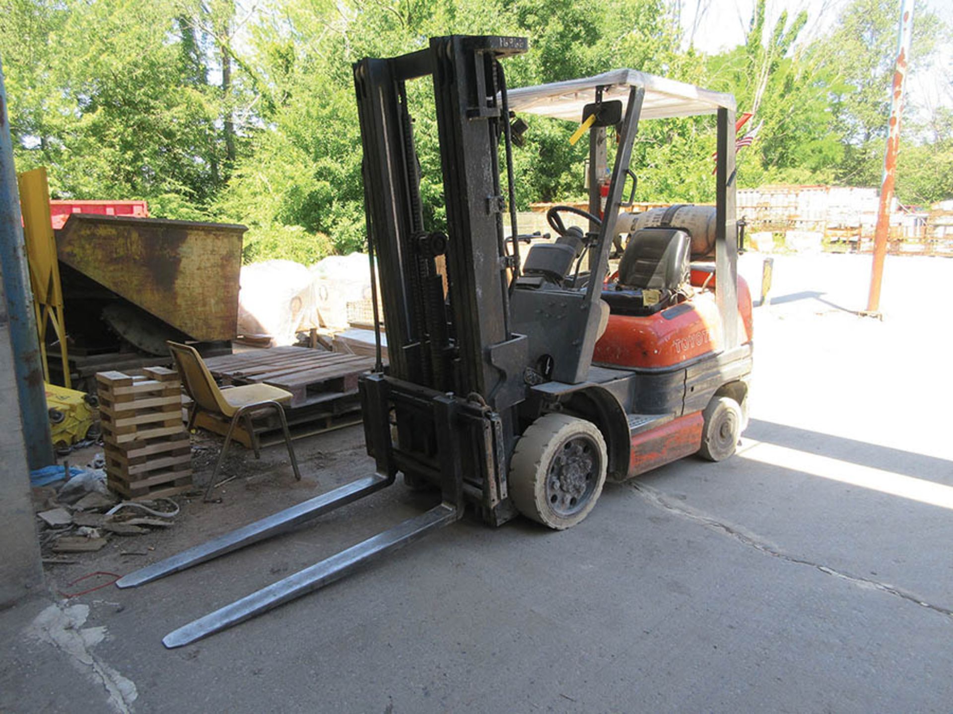 TOYOTA 5,000 16. CAP. FORKLIFT, MODEL 42-6FGU25, 3-STAGE MAST, SIDE-SHIFT, LEVER CONTROLS, 17,439