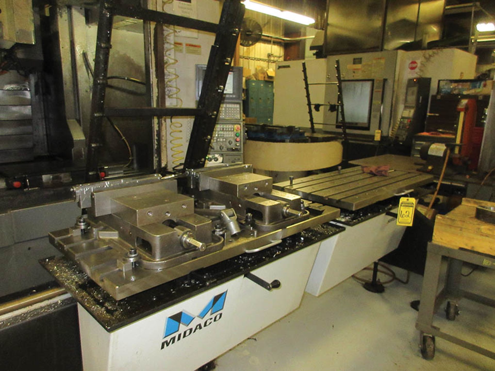 2005 OKUMA MA550VB CNC MACHINING CENTER, QUICK-CHANGE 32-POSITION TOOL CHANGER, CHIP BLASTER, CHIP - Image 5 of 10