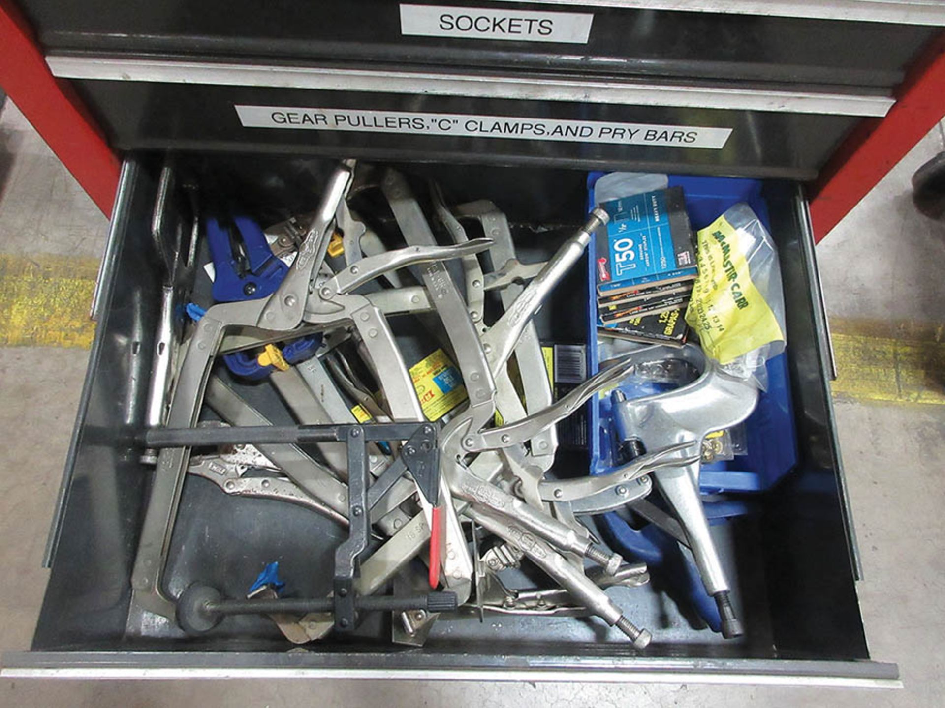 HUSKY/CRAFTSMAN TOOL CABINET W/TOOLS - Image 9 of 10