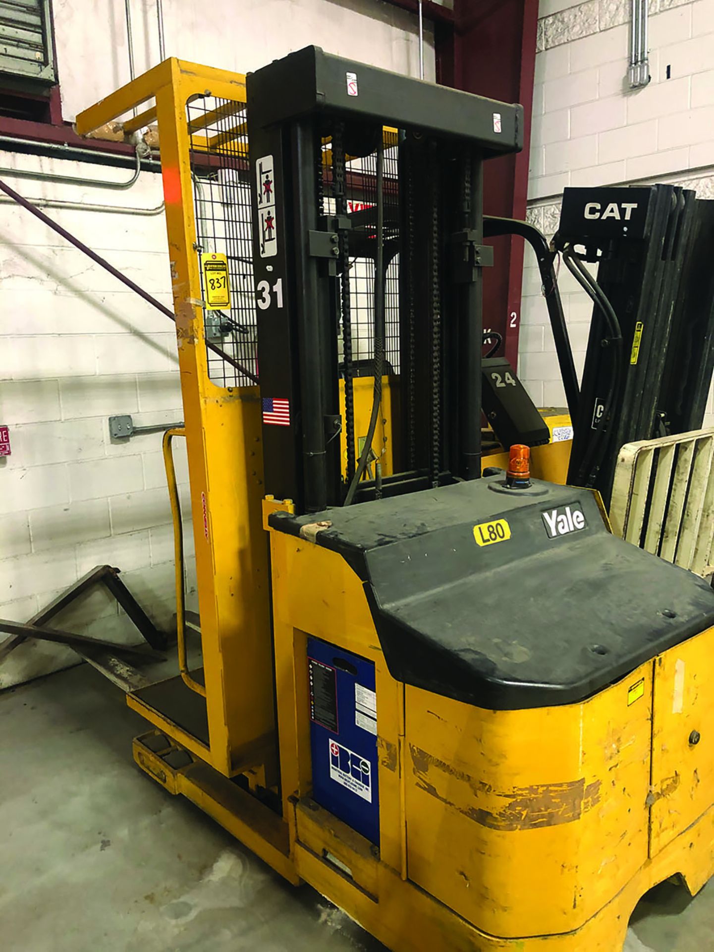 1999 YALE 3,000 LB ORDER PICKER, MODEL # OSO3OEAN24TE089, S/N- A801N07285V