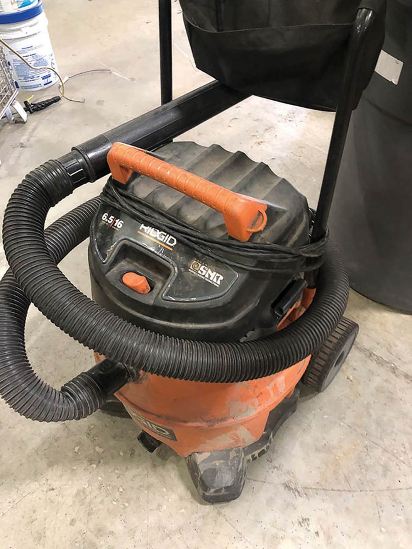 RIDGID 16-GALLON SHOP VAC 6.5 HP, AND GARBAGE CAN WITH BROOMS, GUEST PANS, SQUEEGEES