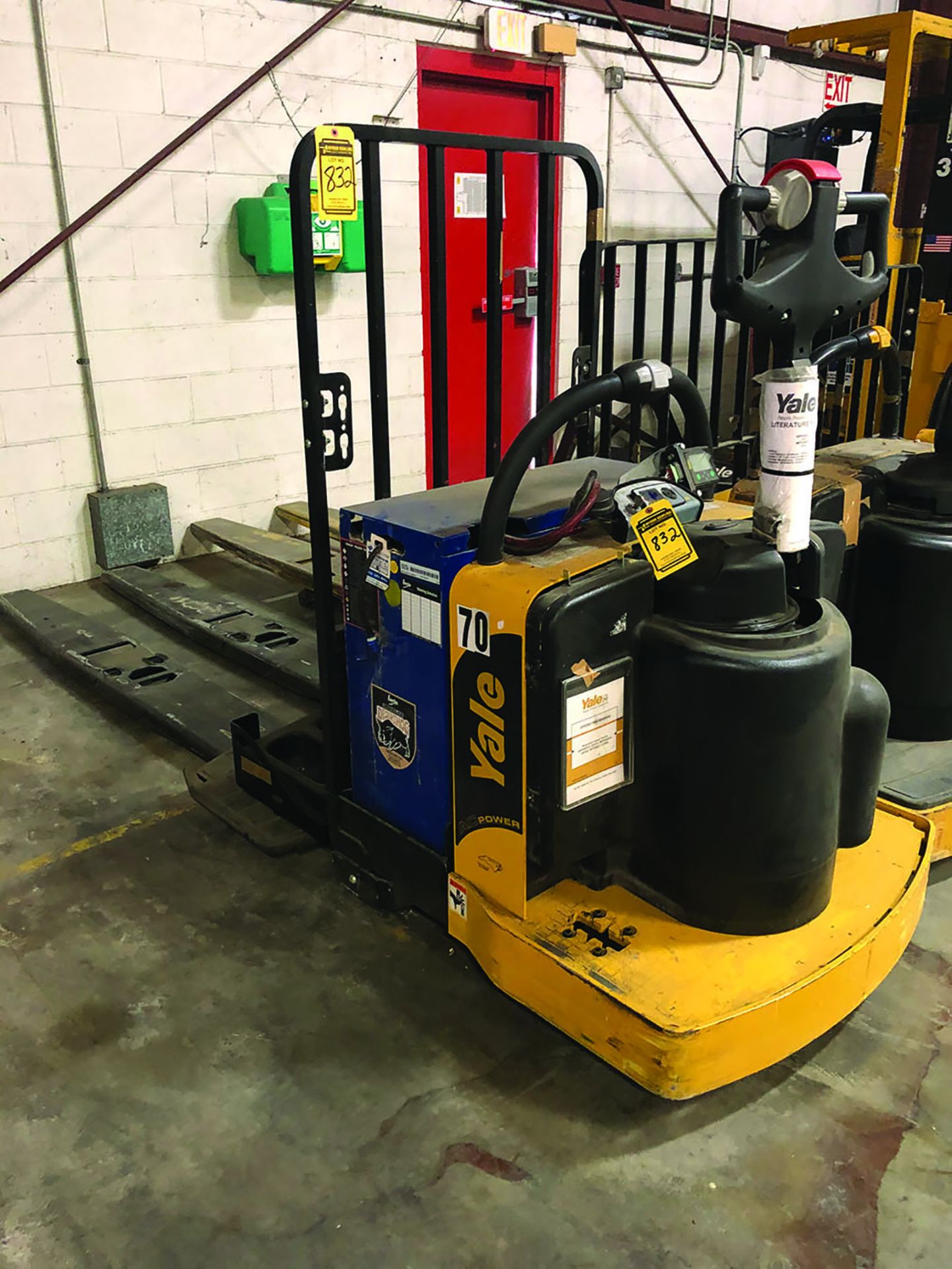 2005 YALE 8,000 LB MOTORIZED PALLET JACK, MODEL # MPE080LVGN24T2896