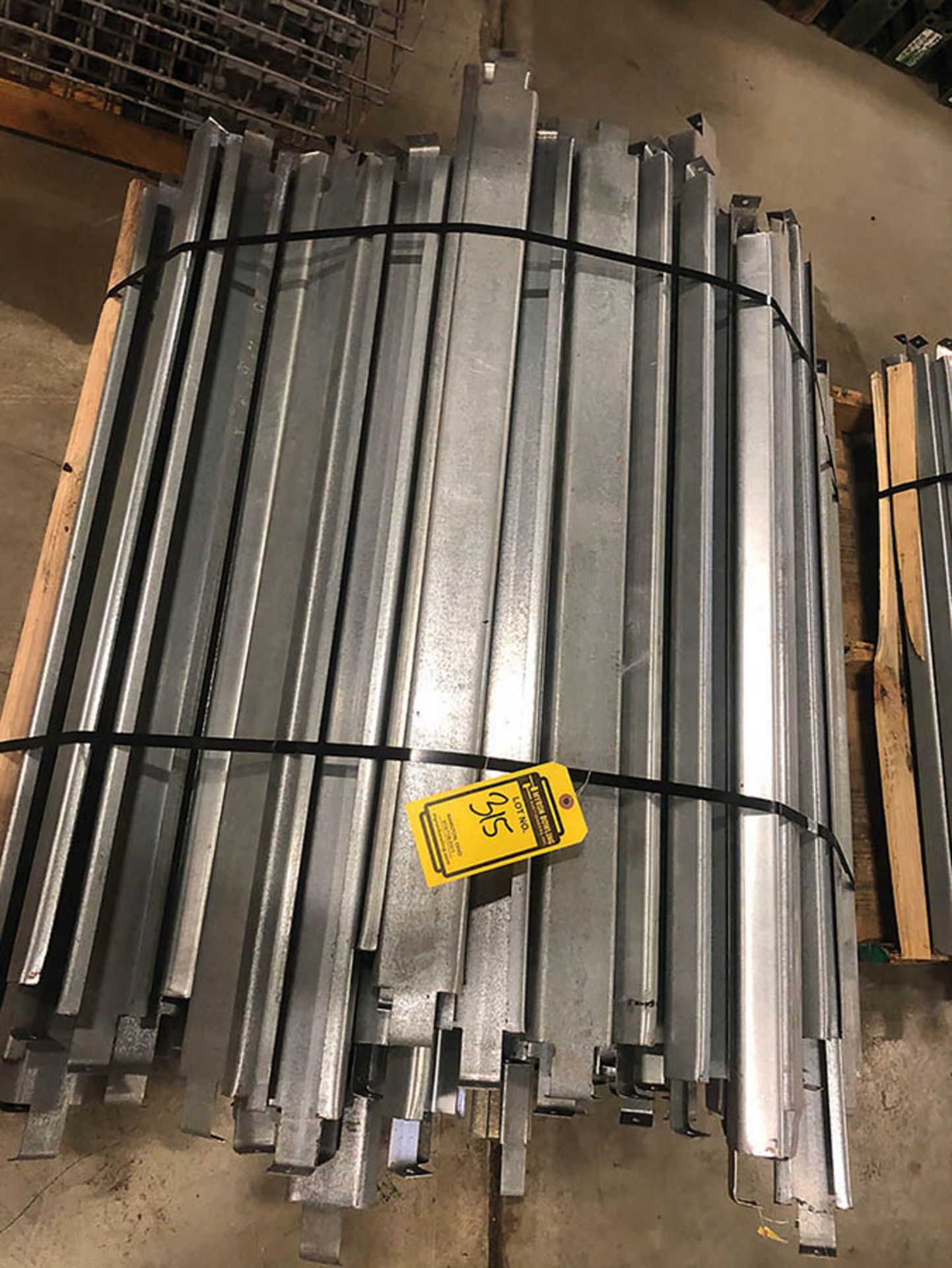 SKID OF FLANGED PALLET SUPPORTS