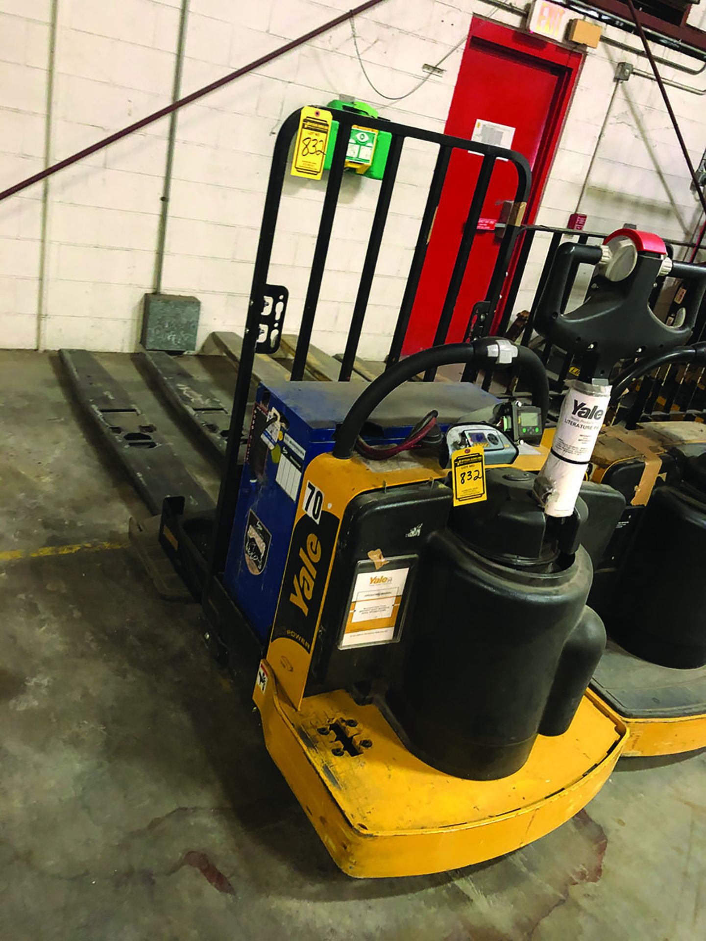 2005 YALE 8,000 LB MOTORIZED PALLET JACK, MODEL # MPE080LVGN24T2896 - Image 2 of 2