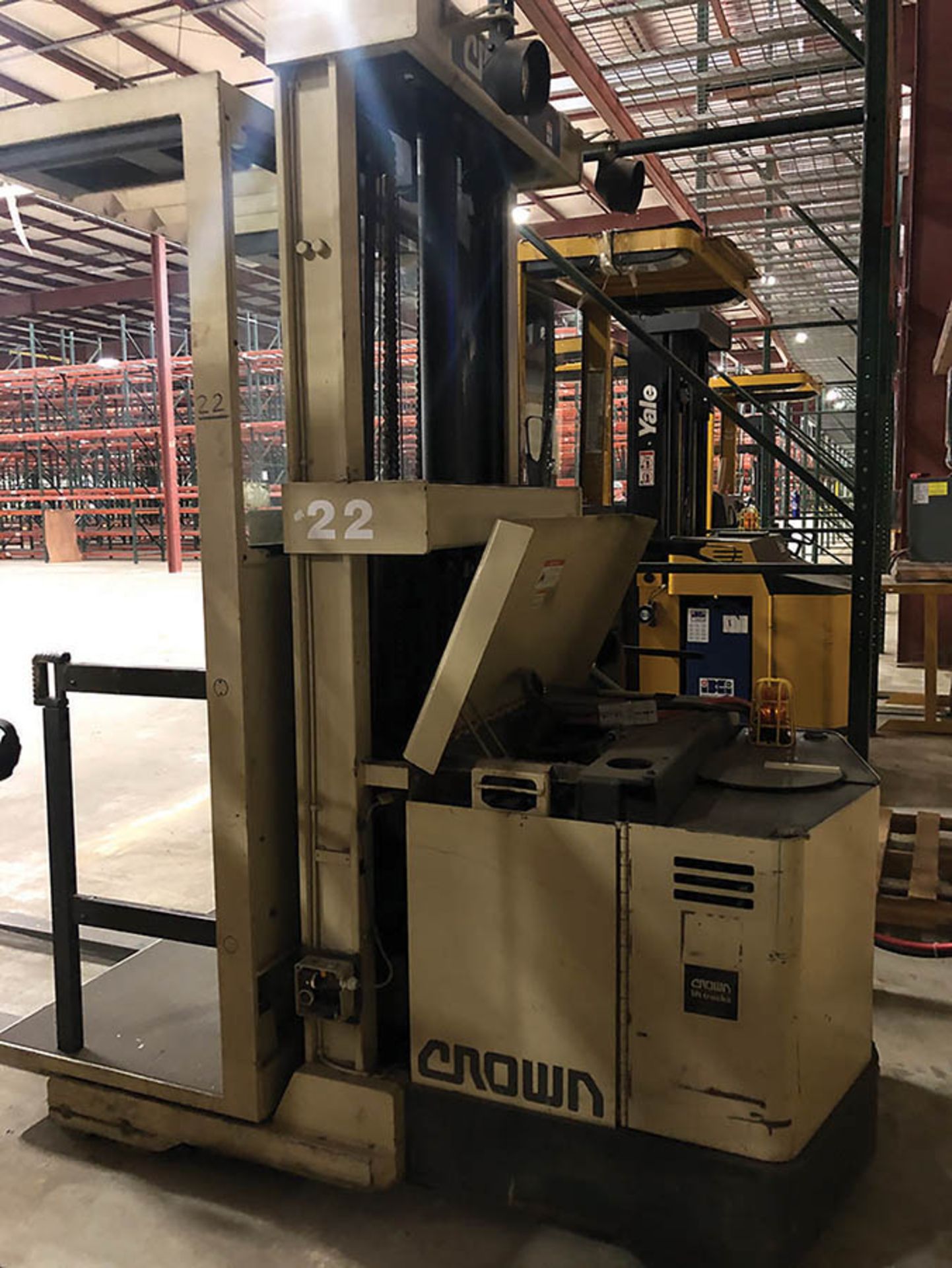 CROWN 3000 LB ORDER PICKER, S/N- 1A182734, 24 V, TRUCK TYPE E, 6,578 HOURS - Image 2 of 3