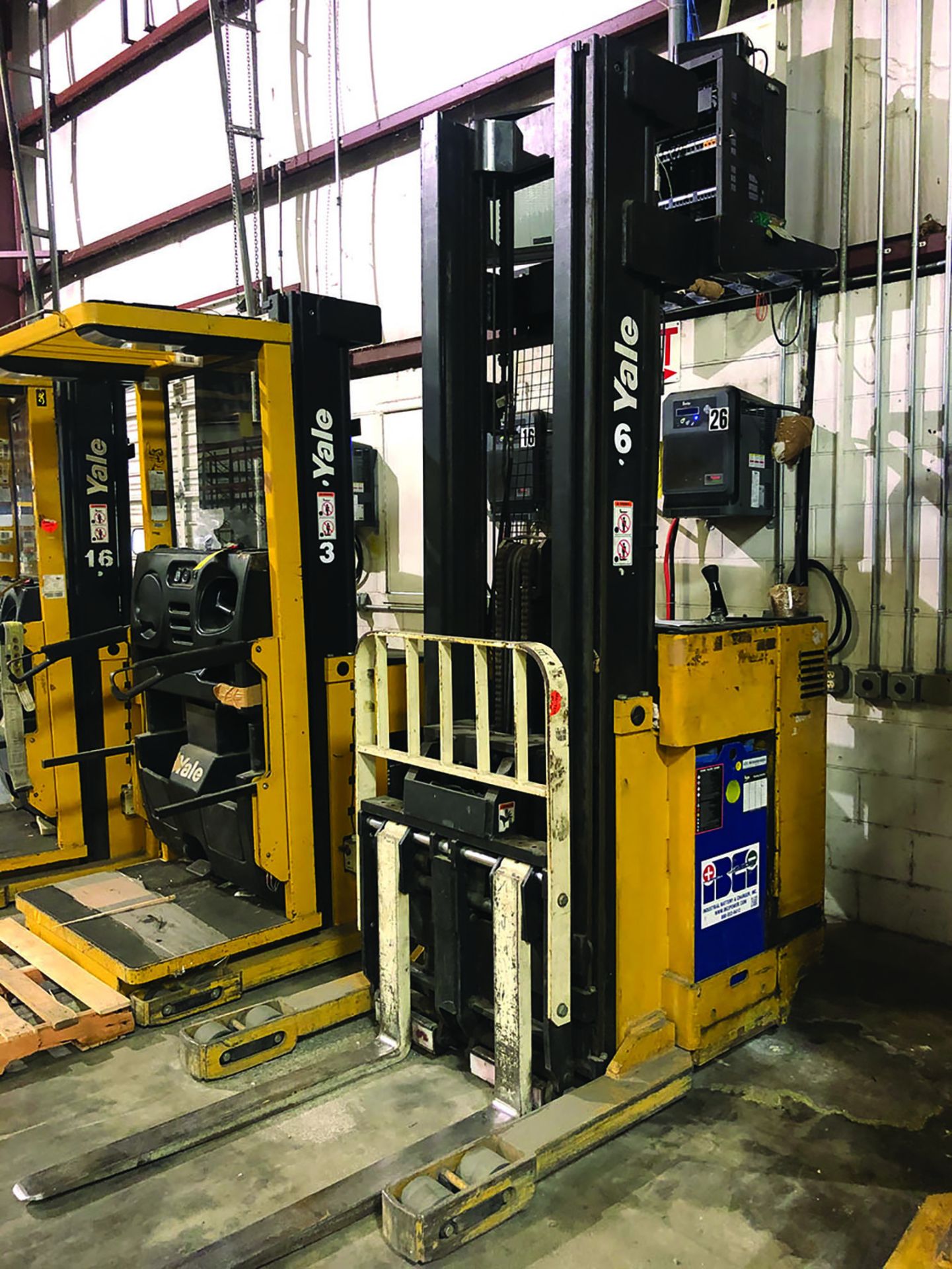 YALE 3,500 LB REACH TRUCK, MODEL # NR035ADNM24E0, S/N- B815N02986W