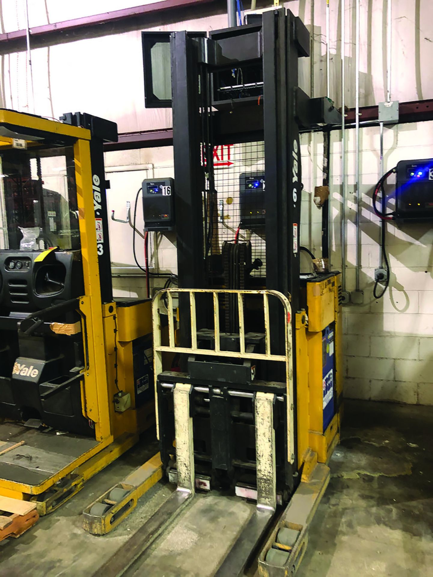 YALE 3,500 LB REACH TRUCK, MODEL # NR035ADNM24E0, S/N- B815N02986W - Image 2 of 2