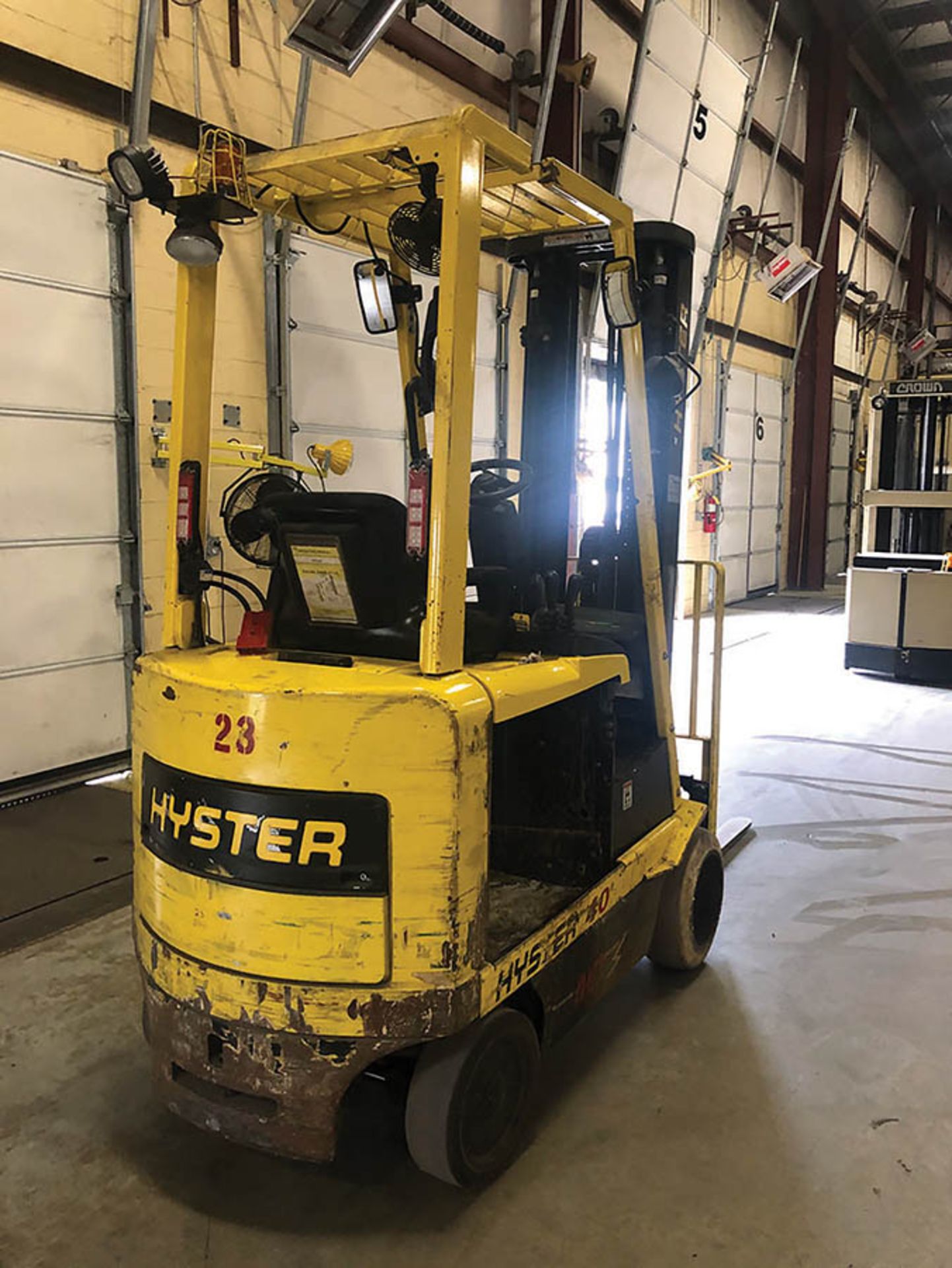 HYSTER ELECTRIC FORKLIFT, MODEL # E4025, S/N F114-02785H, 36 V, SIDE SHIFT, SOLID TIRES, THREE STAGE - Image 4 of 4