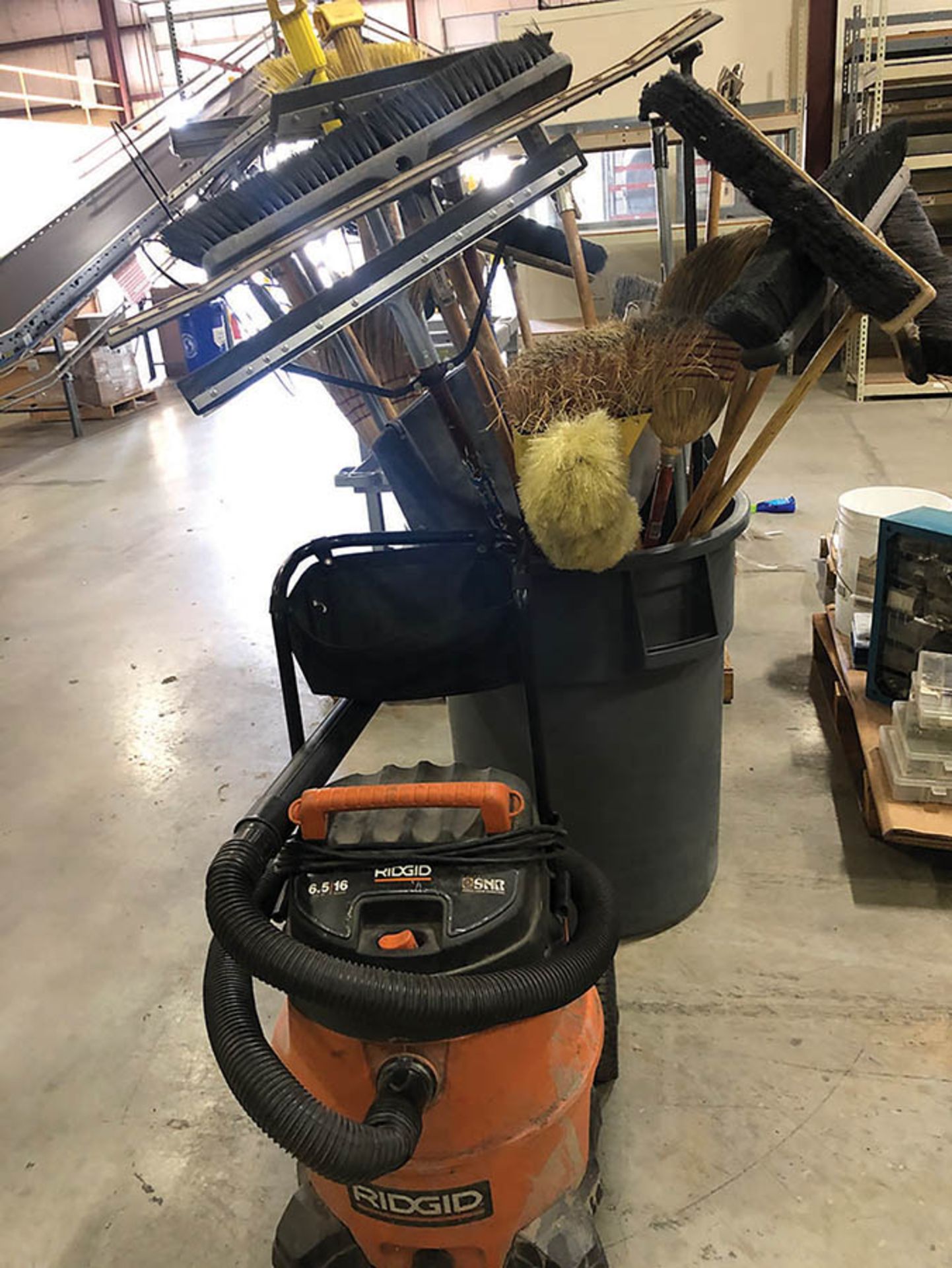 RIDGID 16-GALLON SHOP VAC 6.5 HP, AND GARBAGE CAN WITH BROOMS, GUEST PANS, SQUEEGEES - Image 3 of 3