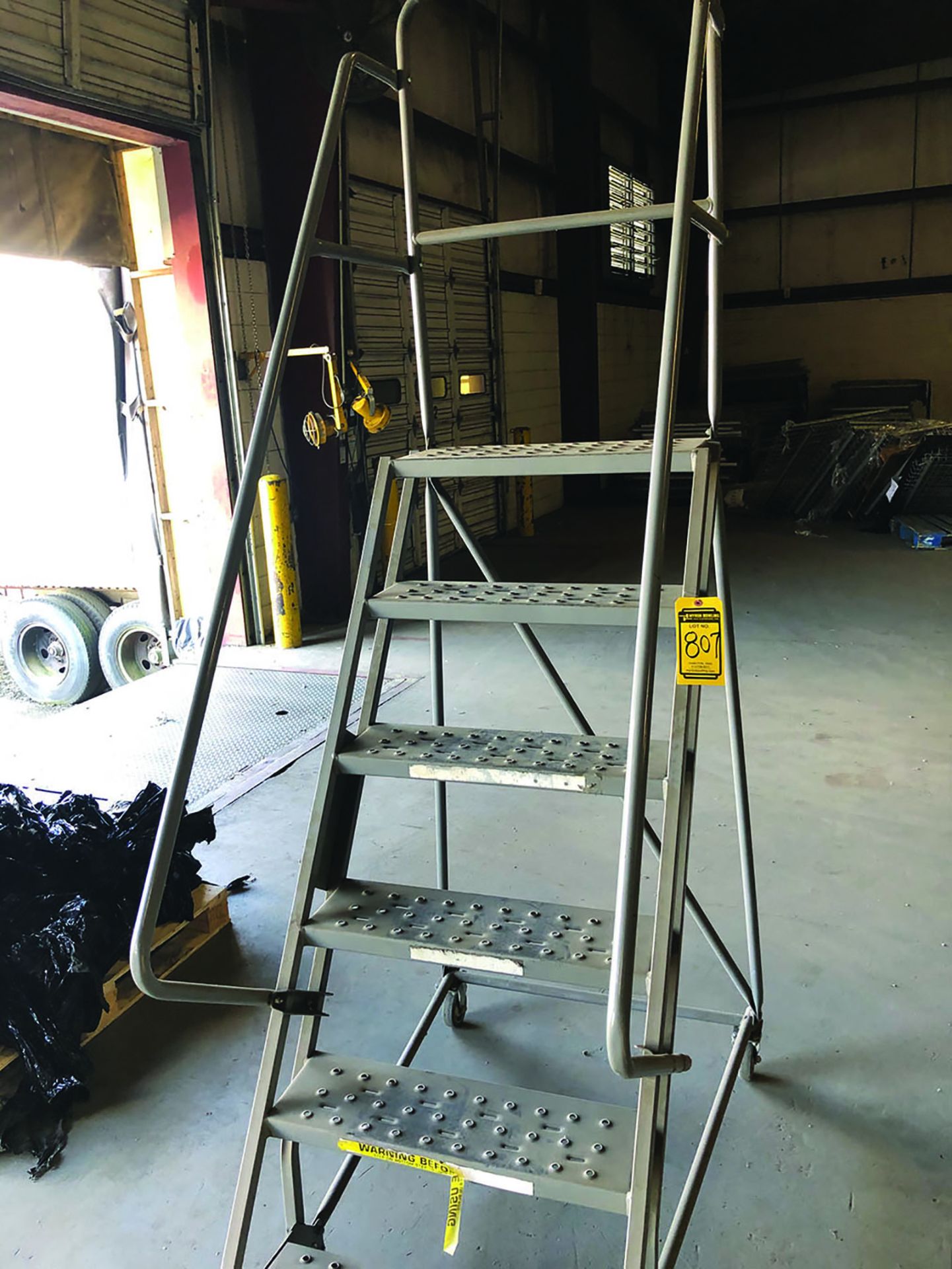 TRI ARC ROLLING LADDER