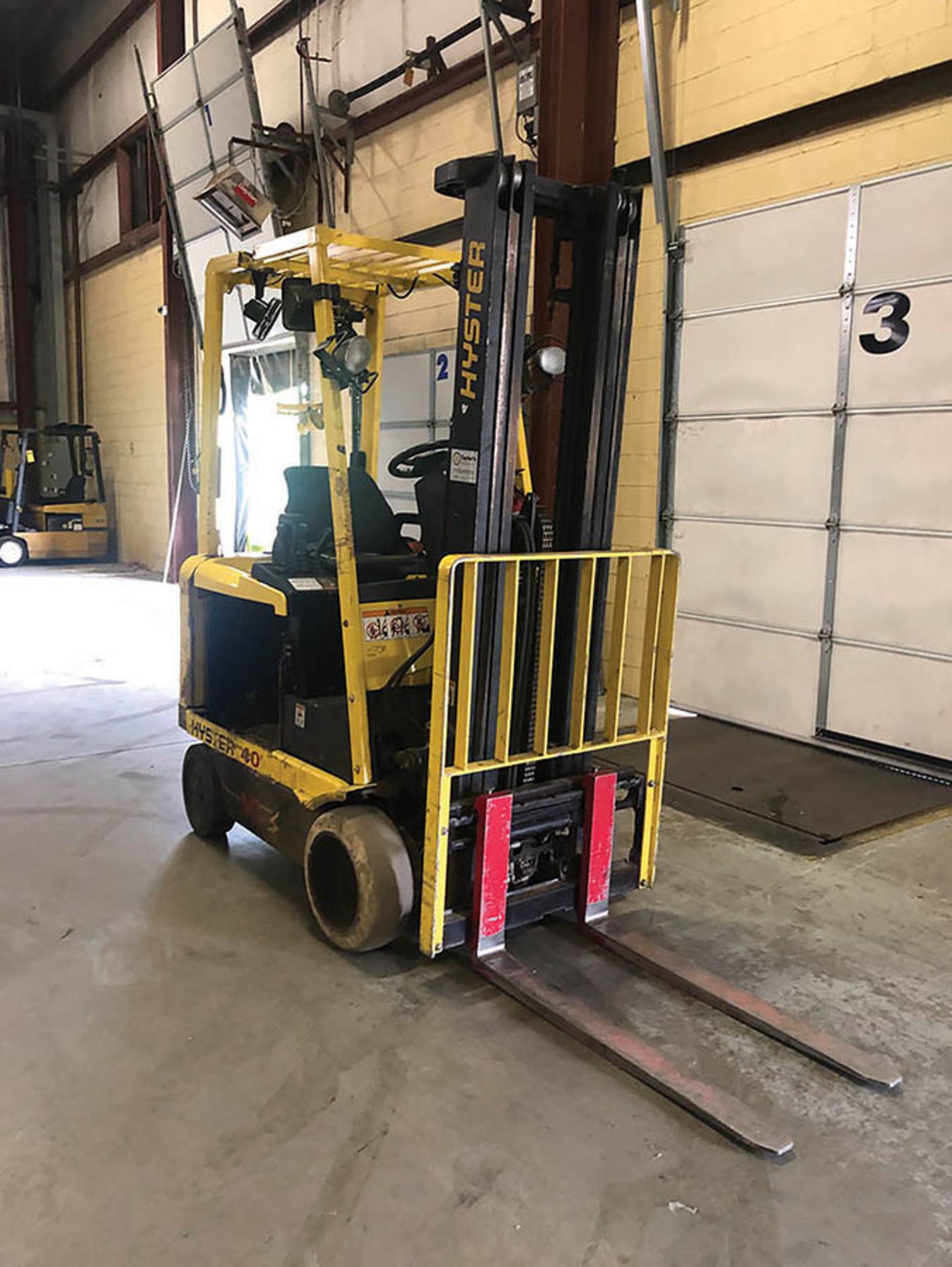 HYSTER ELECTRIC FORKLIFT, MODEL # E4025, S/N F114-02785H, 36 V, SIDE SHIFT, SOLID TIRES, THREE STAGE - Image 3 of 4