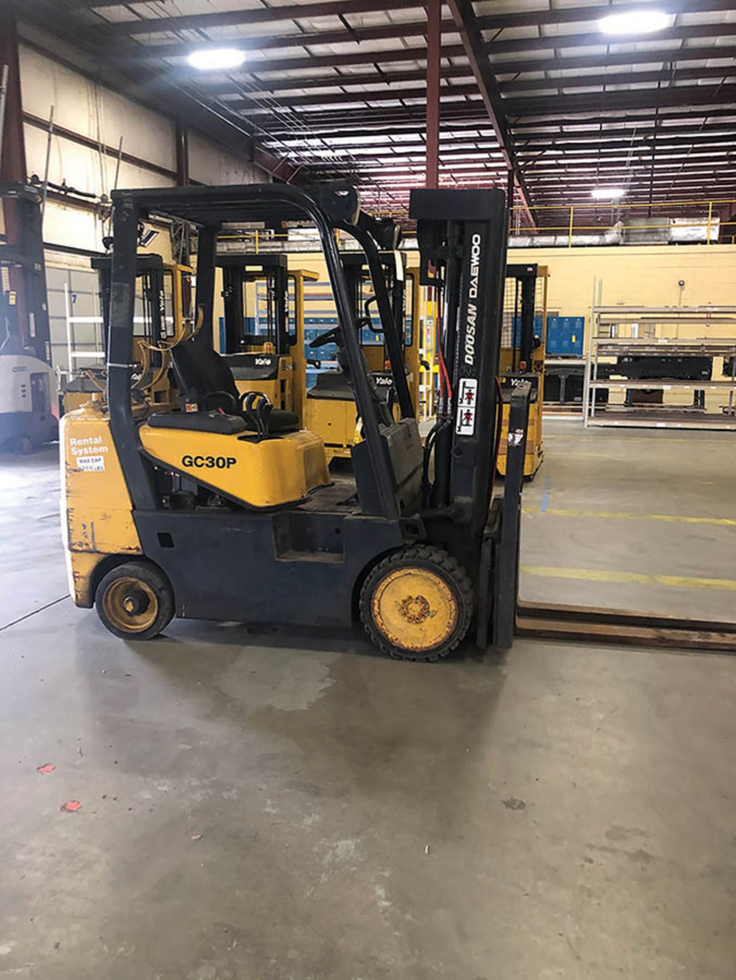 DOOSAN DAEWOO 6,000-LB FORKLIFT, MOD: GC30P-3, LPG, SOLID TIRES, SIDESHIFT, 3-STAGE MAST