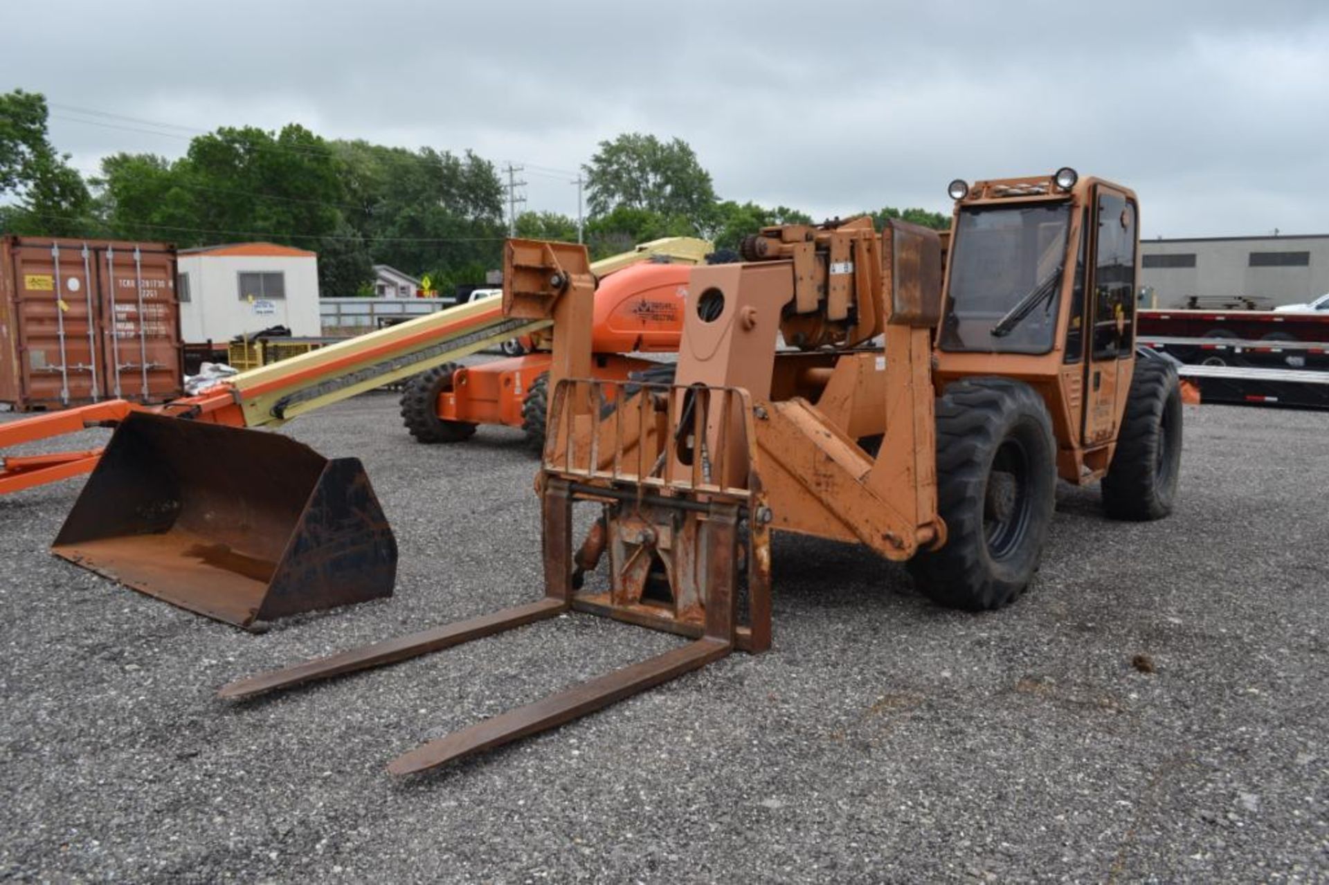 LULL 10;000 LB. 4X4 TELEHANDLER ROUGH TERRAIN DIESEL FORKLIFT MODEL 1044C; S/N 00AB18P19-1009; 72