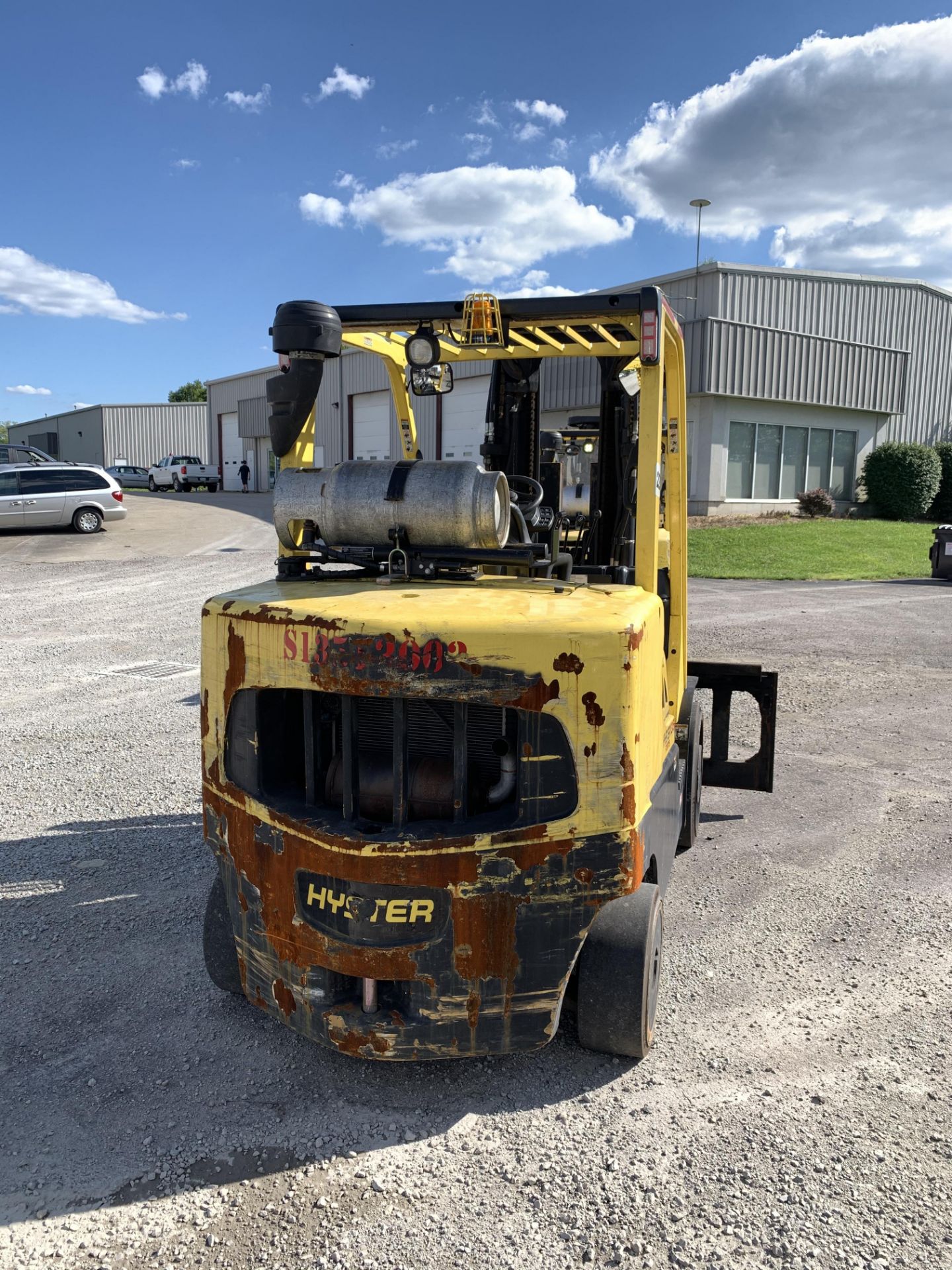 2015 HYSTER 13;500 LB. LP FORKLIFT MODEL S135FT; SOLID TIRES; 3-STAGE MAST; SIDE SHIFT (LOCATED OH) - Image 4 of 5