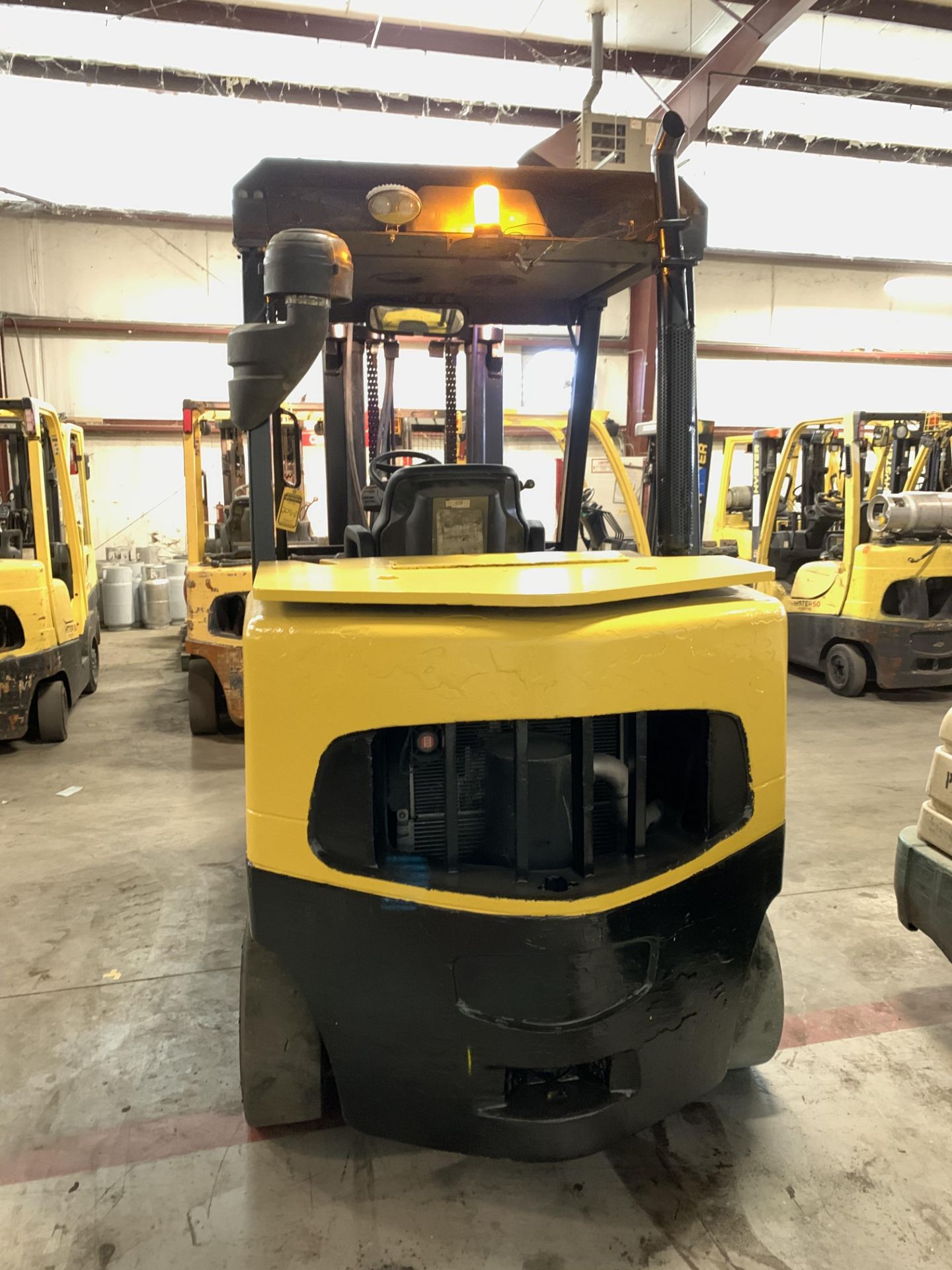 2013 HYSTER 15,500 LB. DIESEL FORKLIFT MODEL S155FT; SOLID TIRES; 2-STAGE MAST, 7811 HR (LOCATED OH) - Image 2 of 5