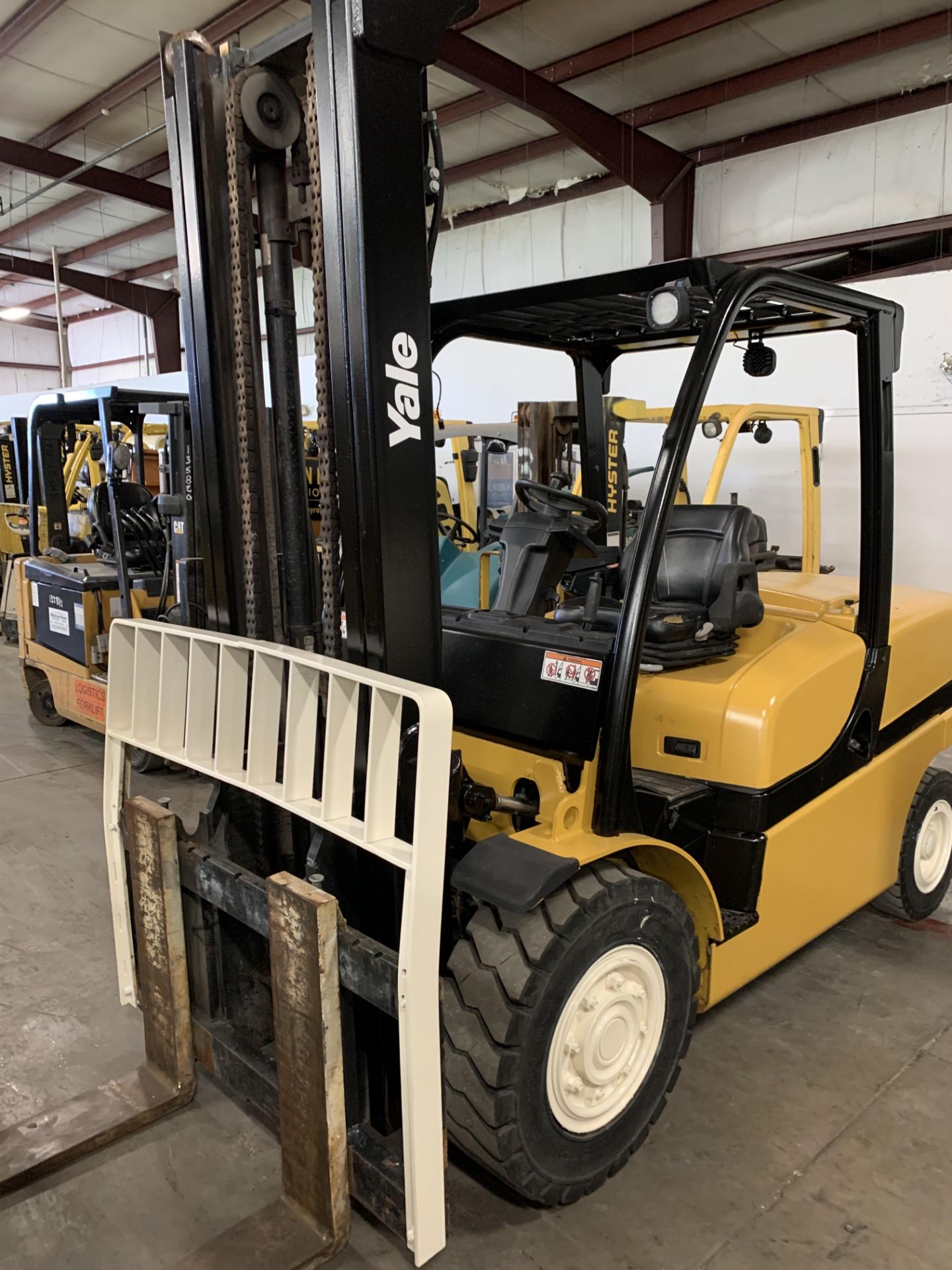 2014 YALE 10;000 LB. DIESEL FORKLIFT MODEL GDP100VX; PNEUMATIC TIRES; LEVER SHIFT TRANSMISSION; 2- - Image 2 of 5