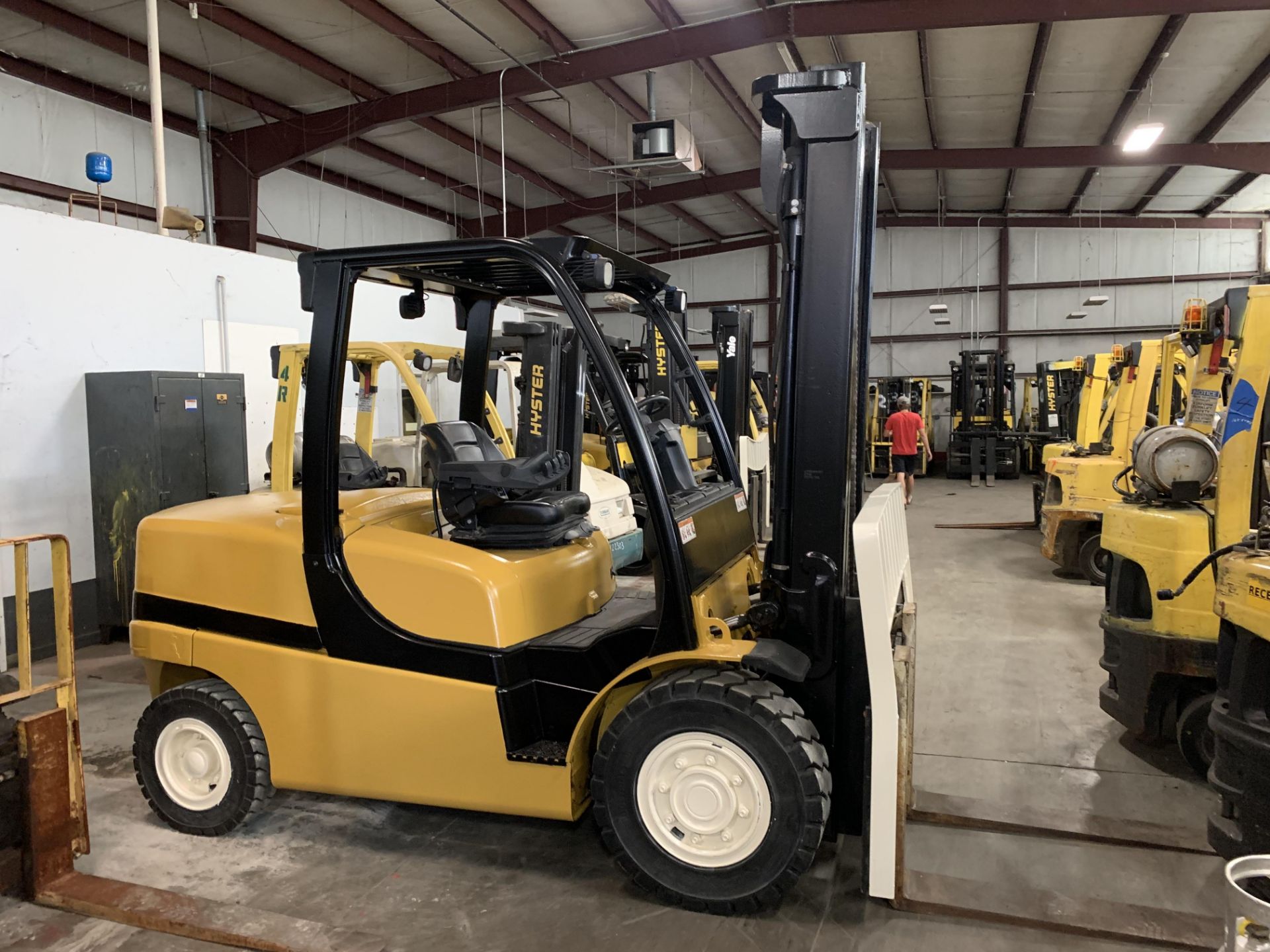 2014 YALE 10;000 LB. DIESEL FORKLIFT MODEL GDP100VX; PNEUMATIC TIRES; LEVER SHIFT TRANSMISSION; 2- - Image 4 of 5