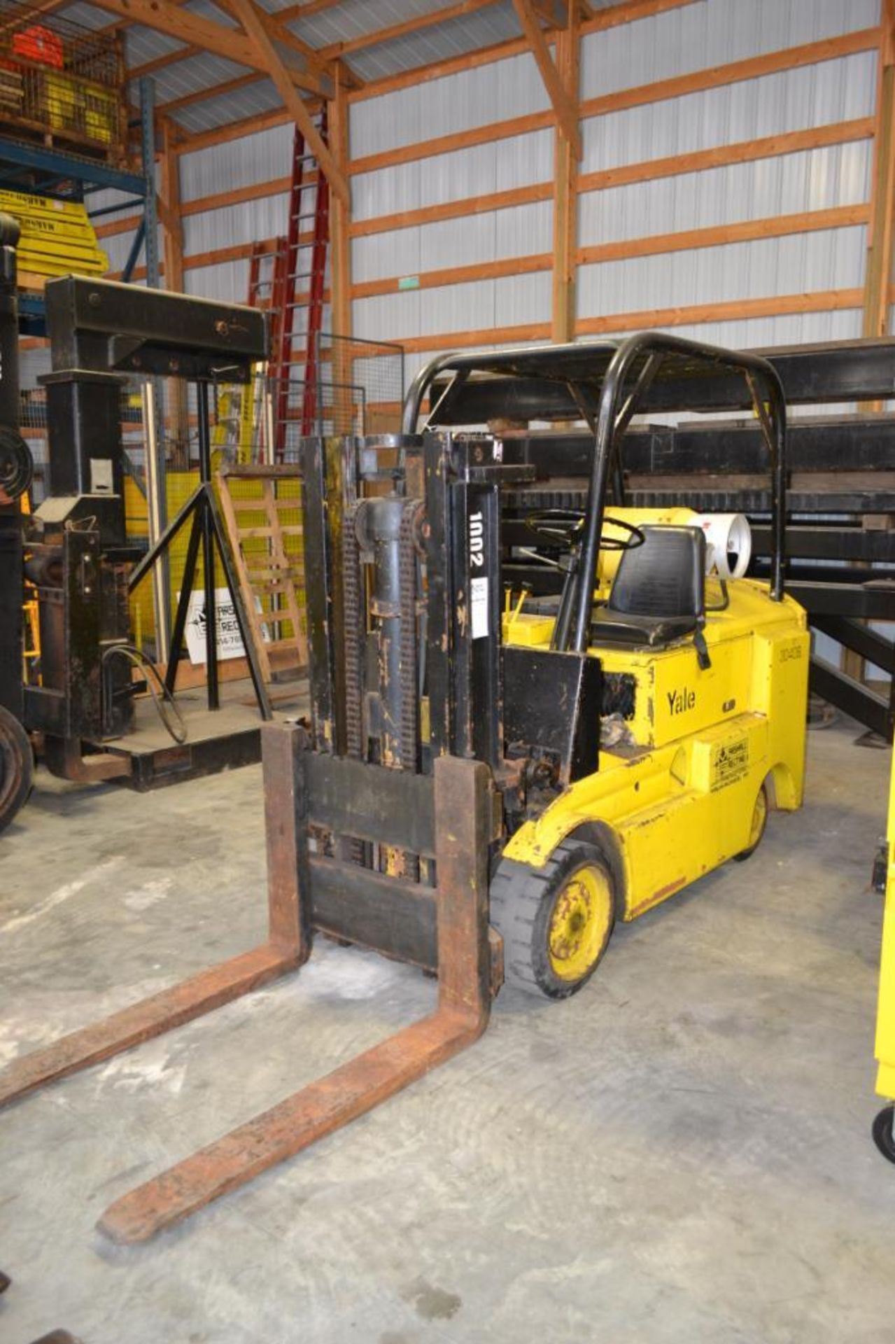 YALE 10;000 LB. LP FORKLIFT; S/N P334995; SOLID TIRES; OVERHEAD GUARD; 124 IN. LIFT OF 2-STAGE - Image 3 of 3