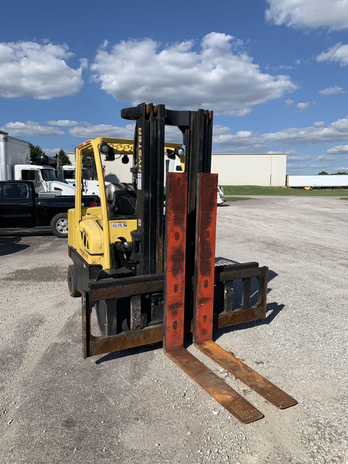 2015 HYSTER 13;500 LB. LP FORKLIFT MODEL S135FT; SOLID TIRES; 3-STAGE MAST; SIDE SHIFT (LOCATED OH) - Image 2 of 5