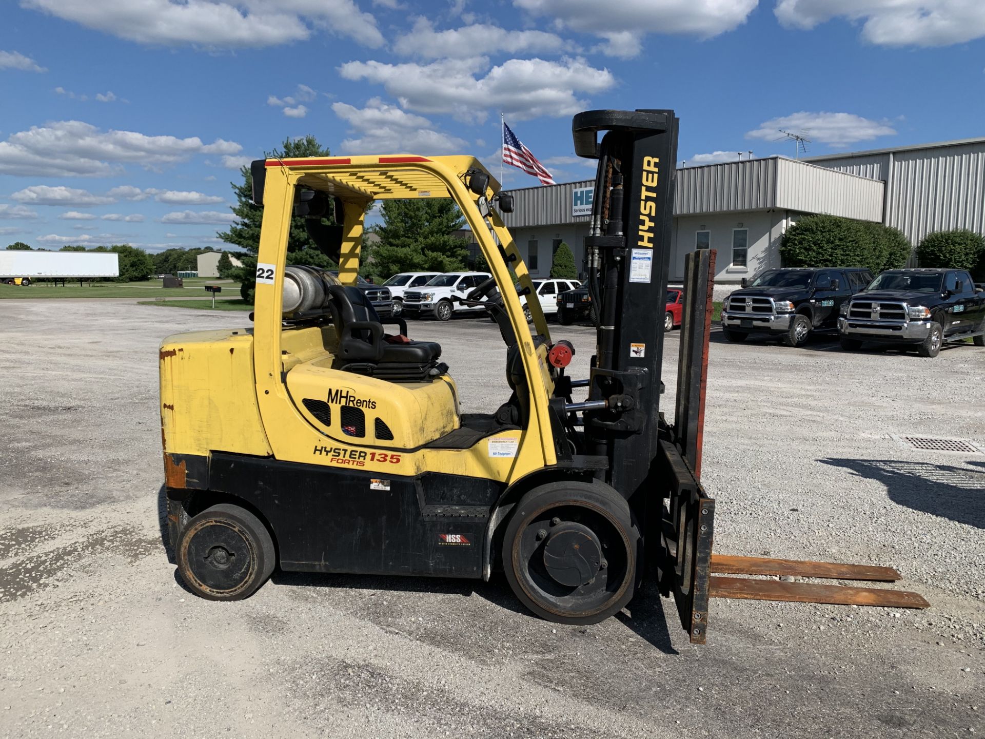 2015 HYSTER 13;500 LB. LP FORKLIFT MODEL S135FT; SOLID TIRES; 3-STAGE MAST; SIDE SHIFT (LOCATED OH)