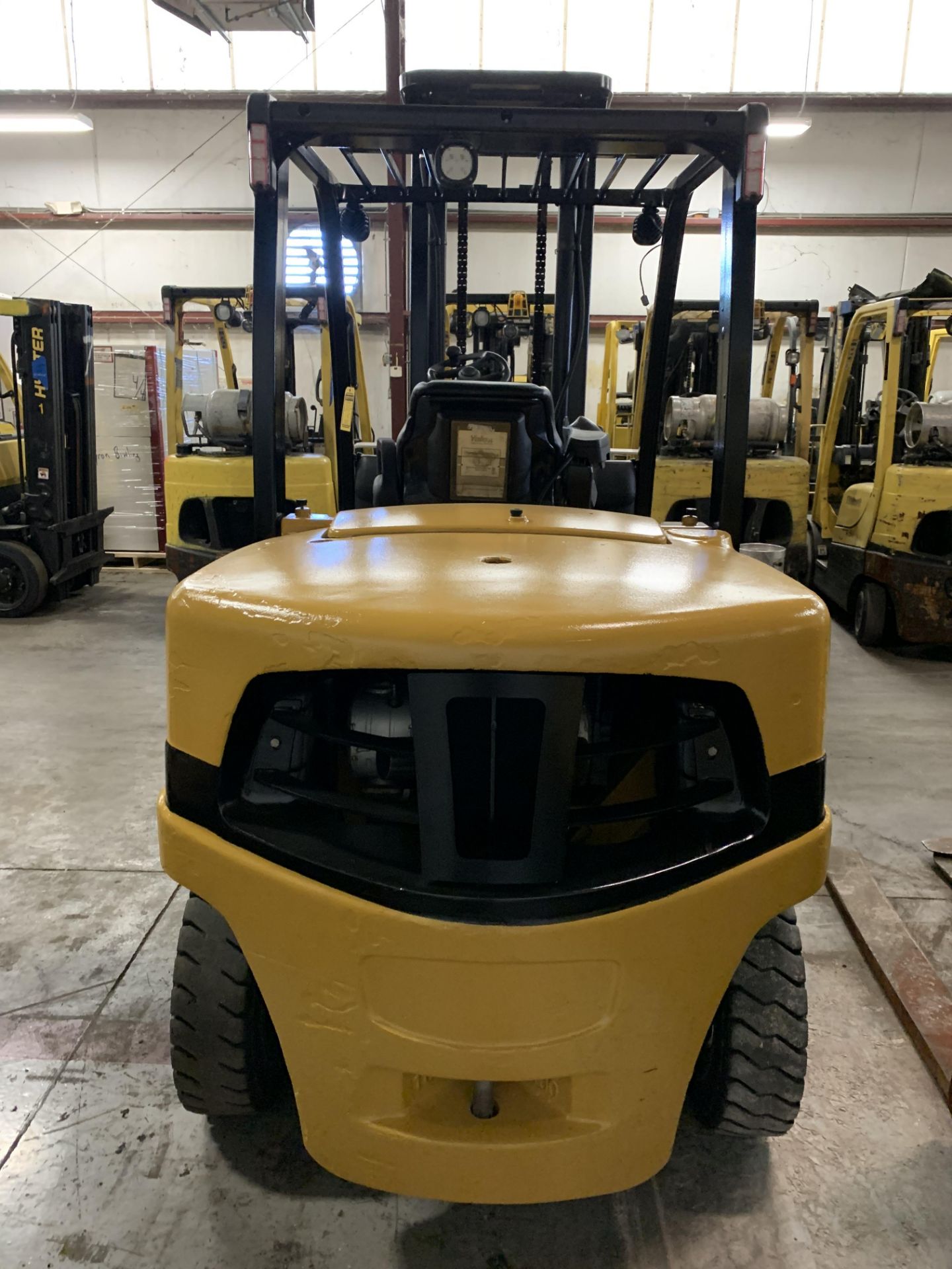 2014 YALE 10;000 LB. DIESEL FORKLIFT MODEL GDP100VX; PNEUMATIC TIRES; LEVER SHIFT TRANSMISSION; 2- - Image 3 of 5