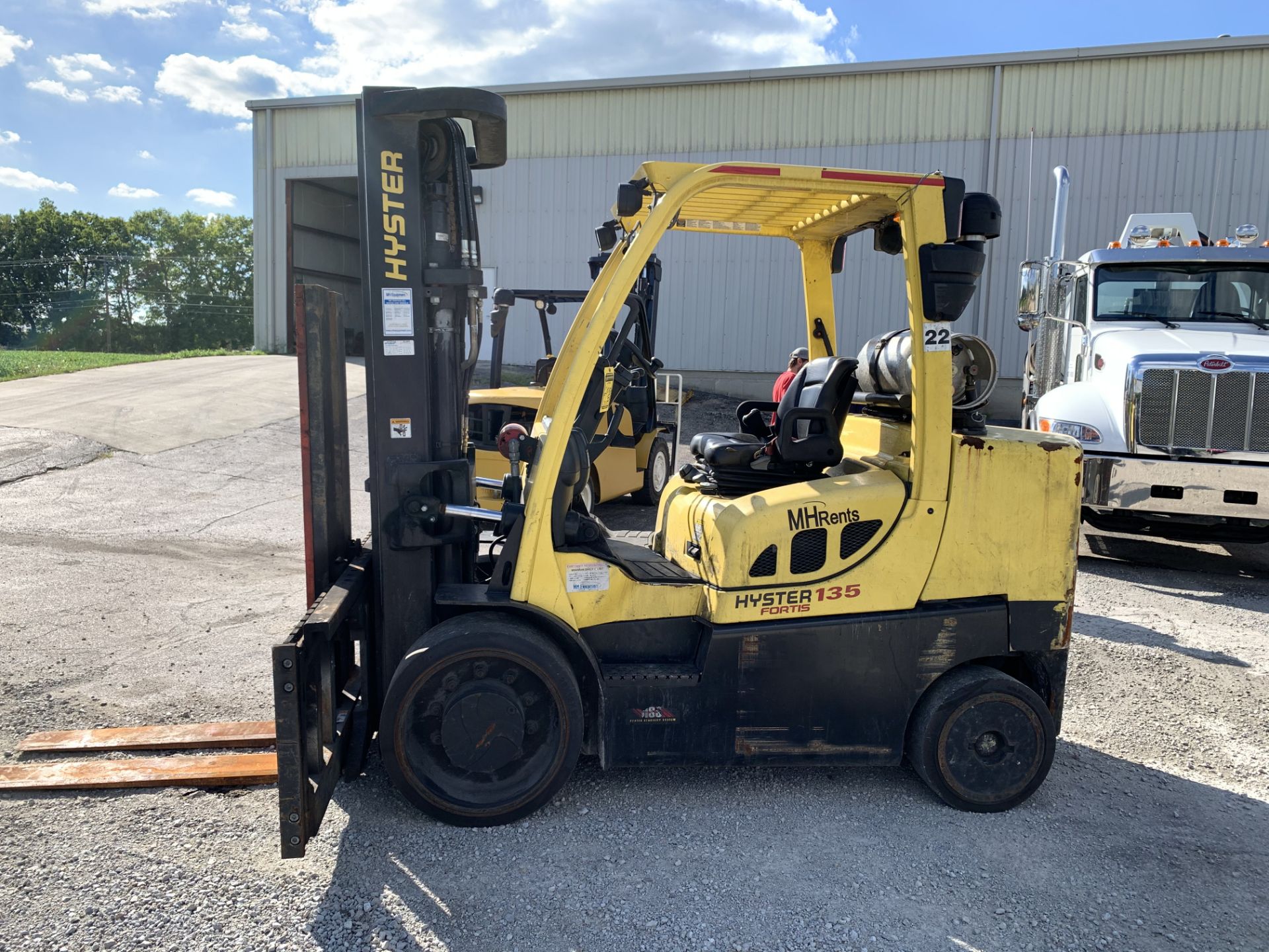 2015 HYSTER 13;500 LB. LP FORKLIFT MODEL S135FT; SOLID TIRES; 3-STAGE MAST; SIDE SHIFT (LOCATED OH) - Image 3 of 5