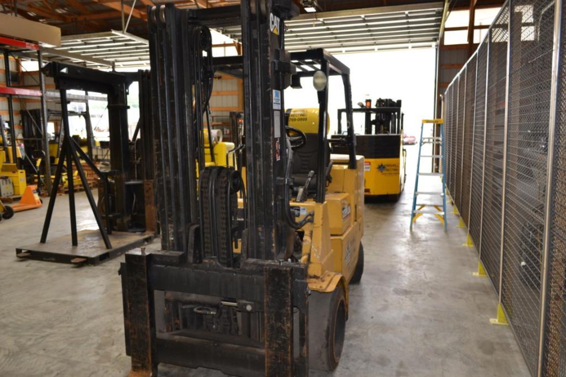 CATERPILLAR 11;000 LB. LP FORKLIFT MODEL GC554; S/N AT8800367; SOLID TIRES; OVERHEAD GUARD; 189 - Image 4 of 4