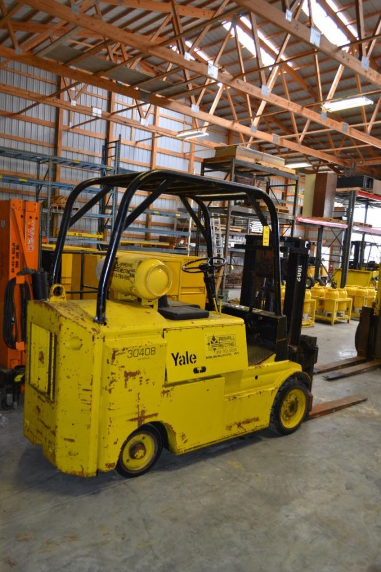 YALE 10;000 LB. LP FORKLIFT; S/N P334995; SOLID TIRES; OVERHEAD GUARD; 124 IN. LIFT OF 2-STAGE - Image 2 of 3