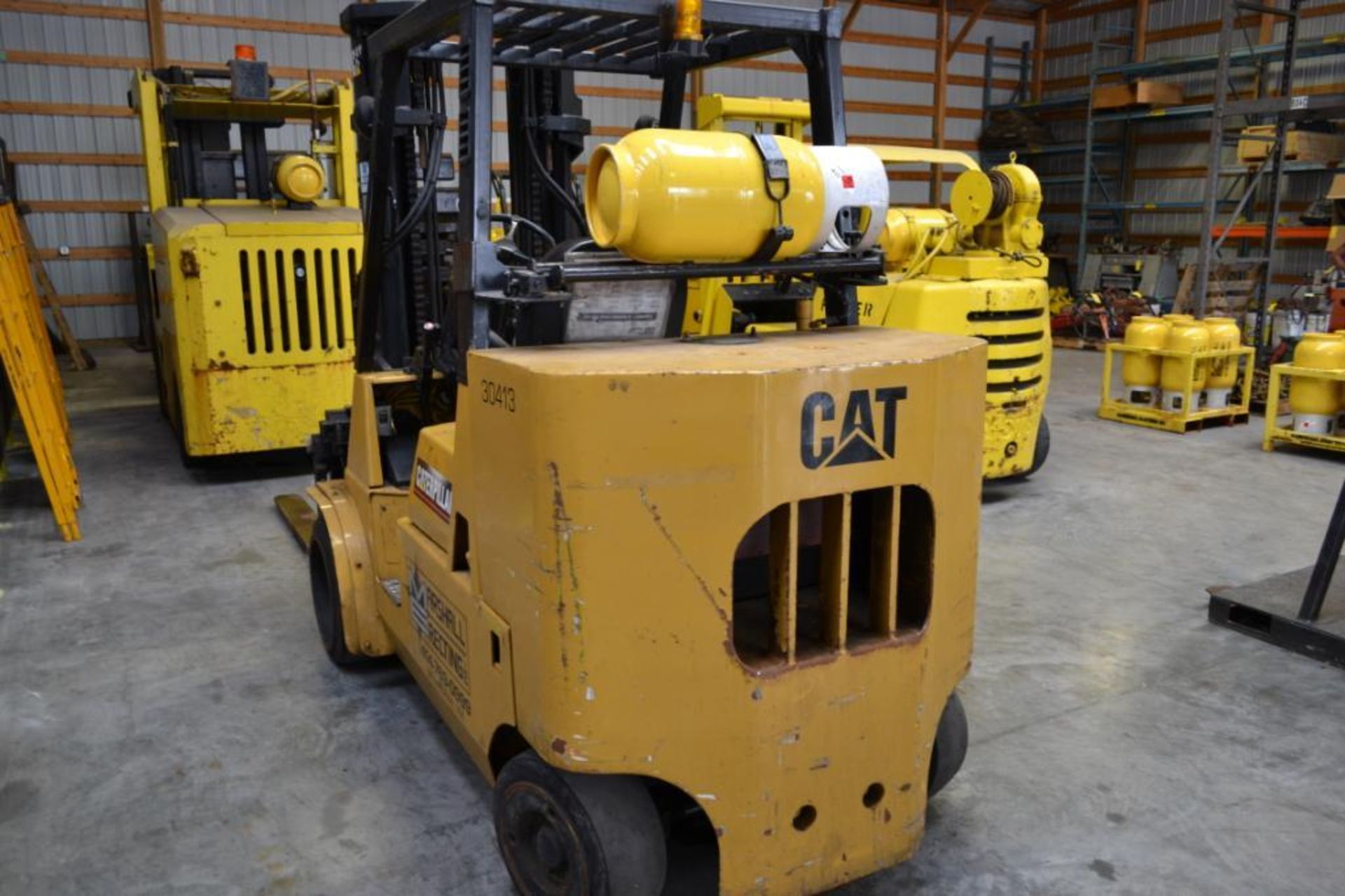 CATERPILLAR 11;000 LB. LP FORKLIFT MODEL GC554; S/N AT8800367; SOLID TIRES; OVERHEAD GUARD; 189 - Image 3 of 4